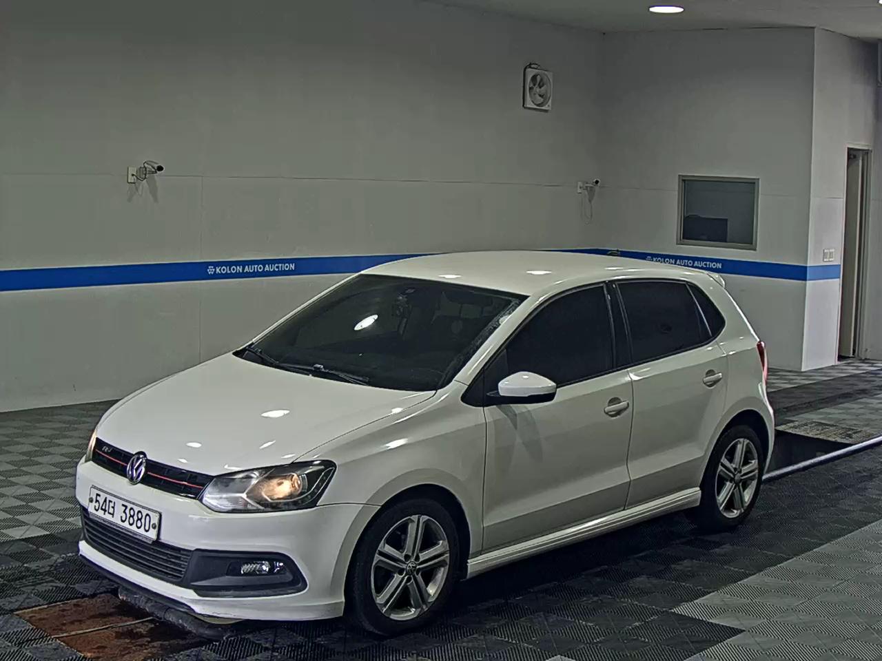 VOLKSWAGEN THE NEW POLO (5TH GEN) 1.6 TDI R LINE 2014 - zdjęcie 2