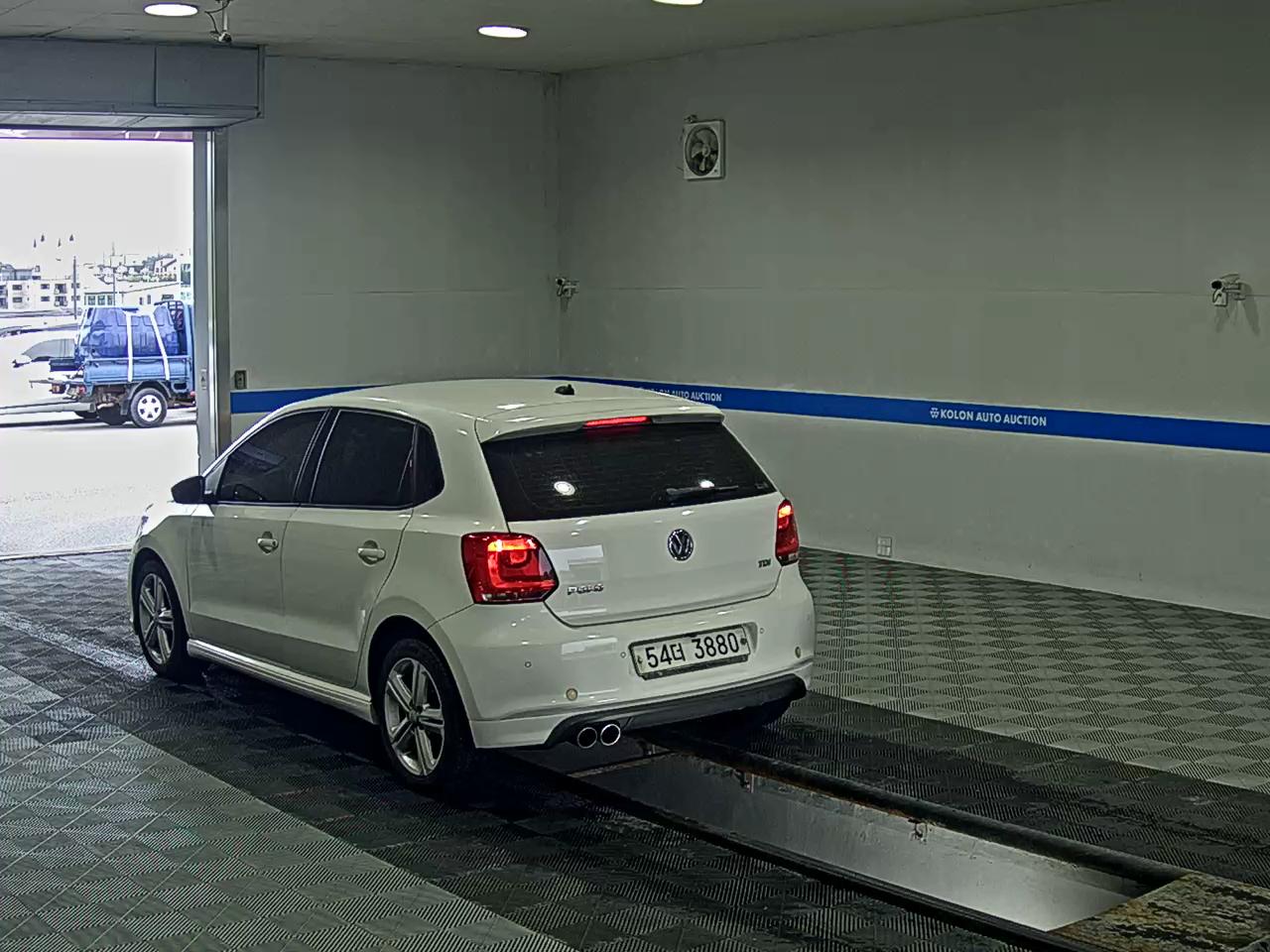 VOLKSWAGEN THE NEW POLO (5TH GEN) 1.6 TDI R LINE 2014 - zdjęcie 6