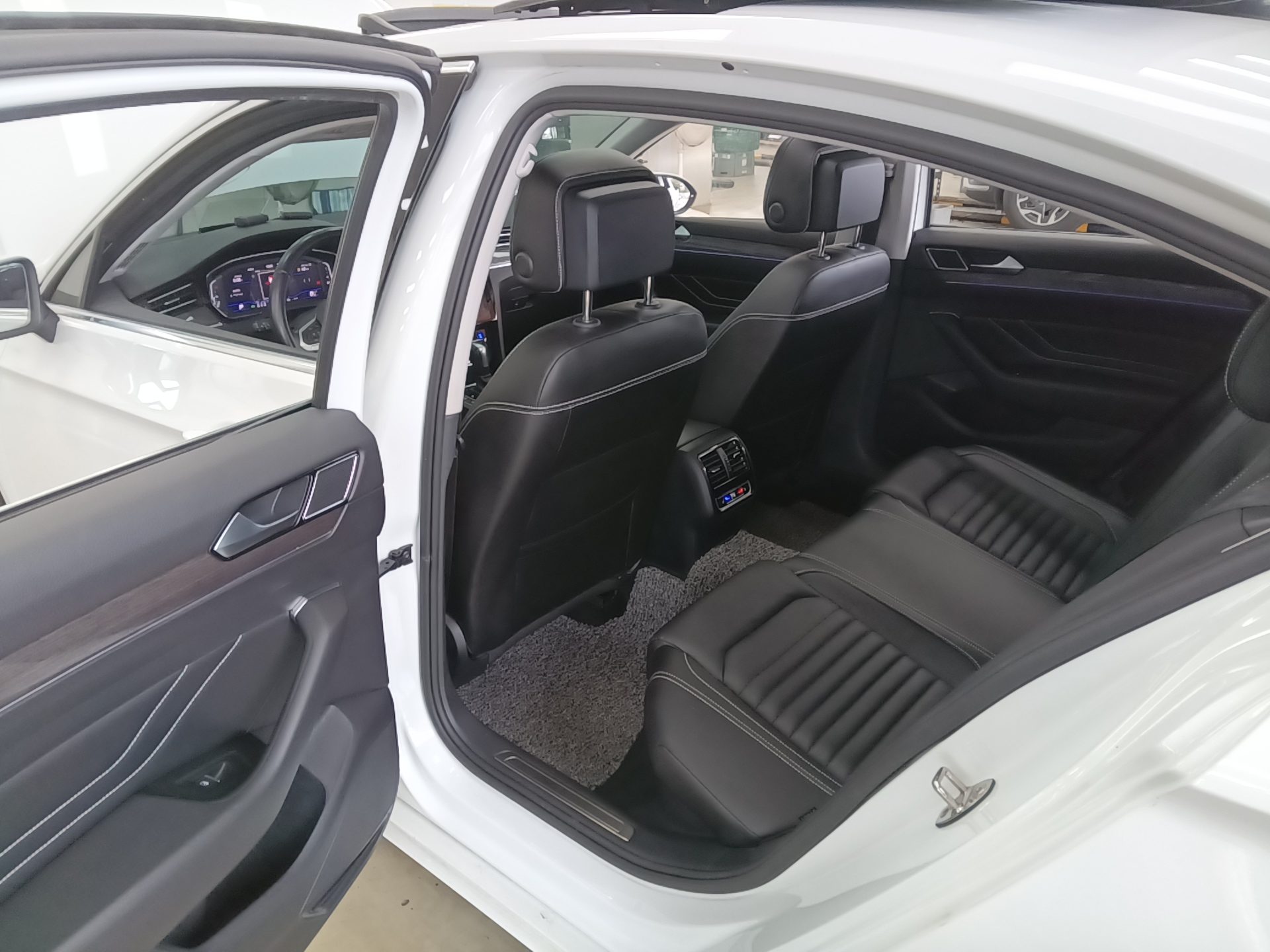 VOLKSWAGEN PASSAT GT (8TH GEN) 2.0 TDI 4MOTION PRESTIGE 2022 - zdjęcie 12