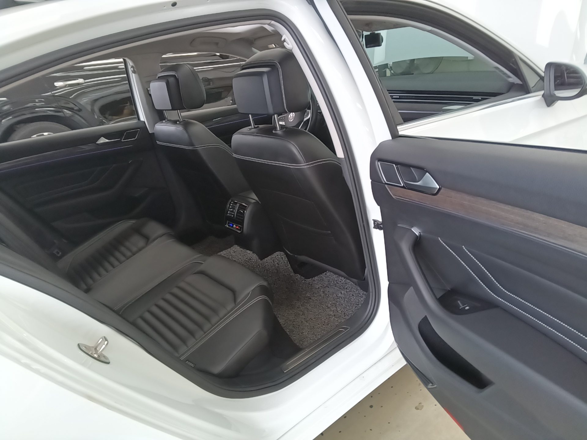 VOLKSWAGEN PASSAT GT (8TH GEN) 2.0 TDI 4MOTION PRESTIGE 2022 - zdjęcie 13