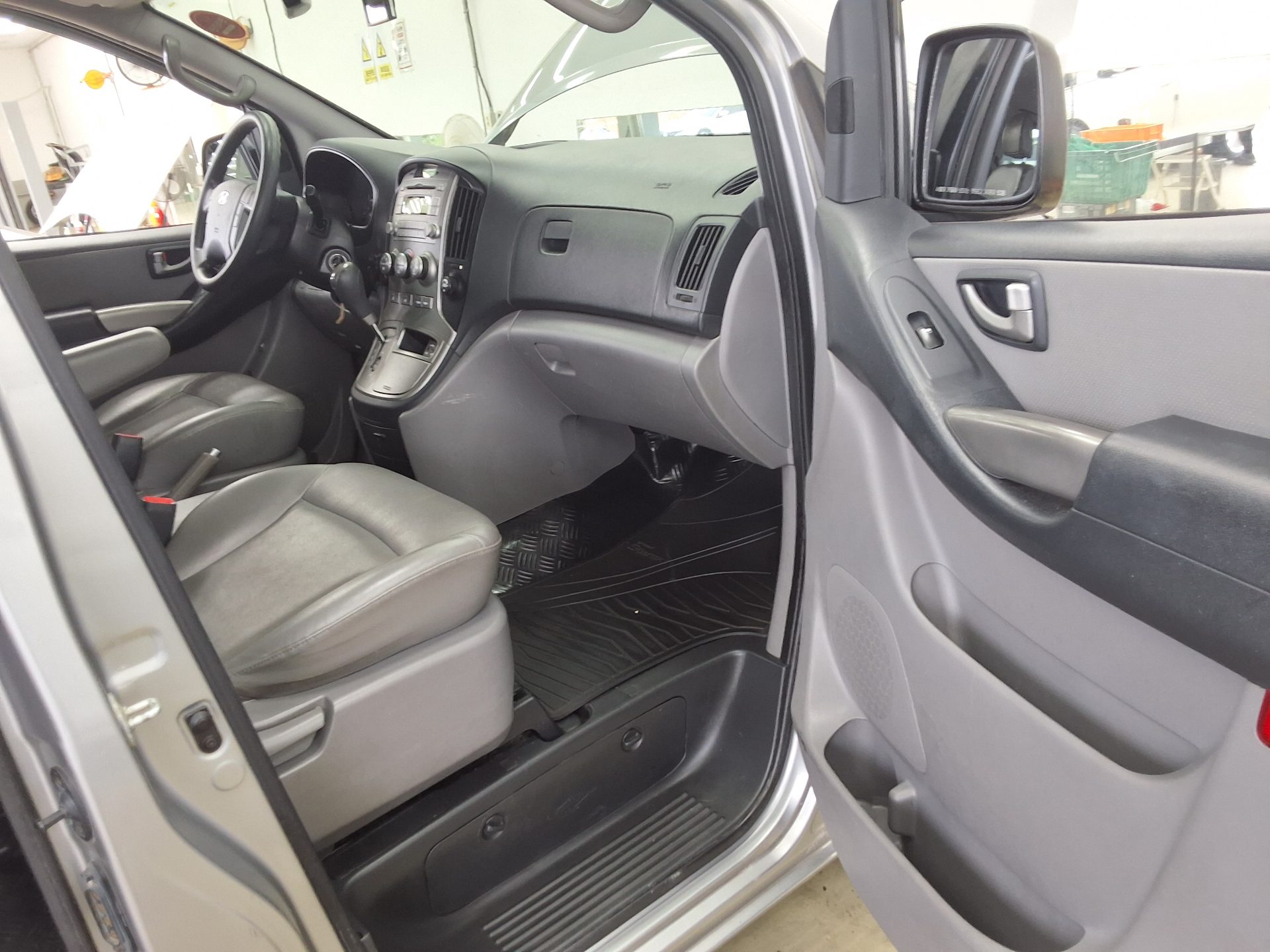 HYUNDAI GRAND STAREX 11-SEATER DIESEL CVX LUXURY 2015 - zdjęcie 15