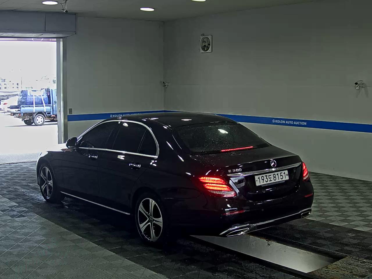 MERCEDES-BENZ E-CLASS (5TH GEN) E300 AVANTGARDE 2019 - zdjęcie 6