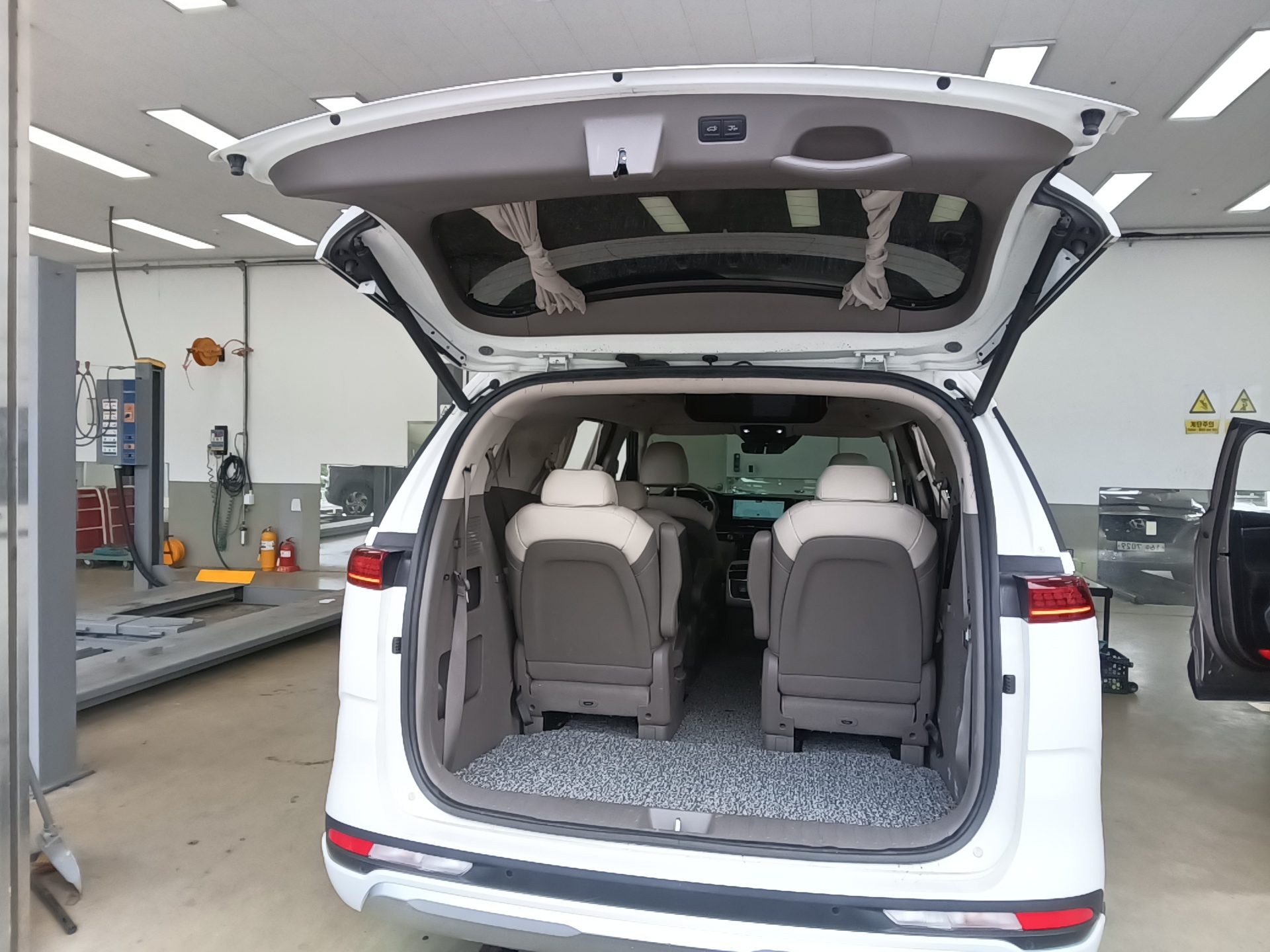 KIA NEW CARNIVAL (KA4) HI-LIMOUSINE 9-SEATER GASOLINE SIGNATURE 2021 - zdjęcie 15