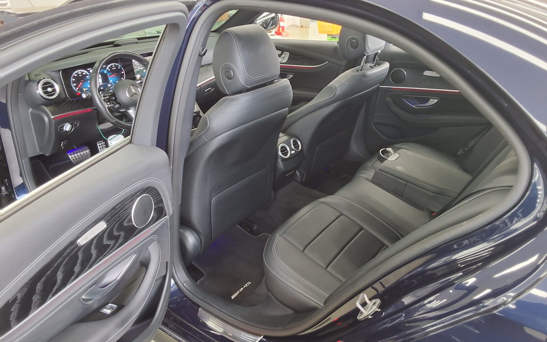 MERCEDES-BENZ E-CLASS (5TH GEN) E220d 4MATIC AMG LINE 2021 - zdjęcie 12
