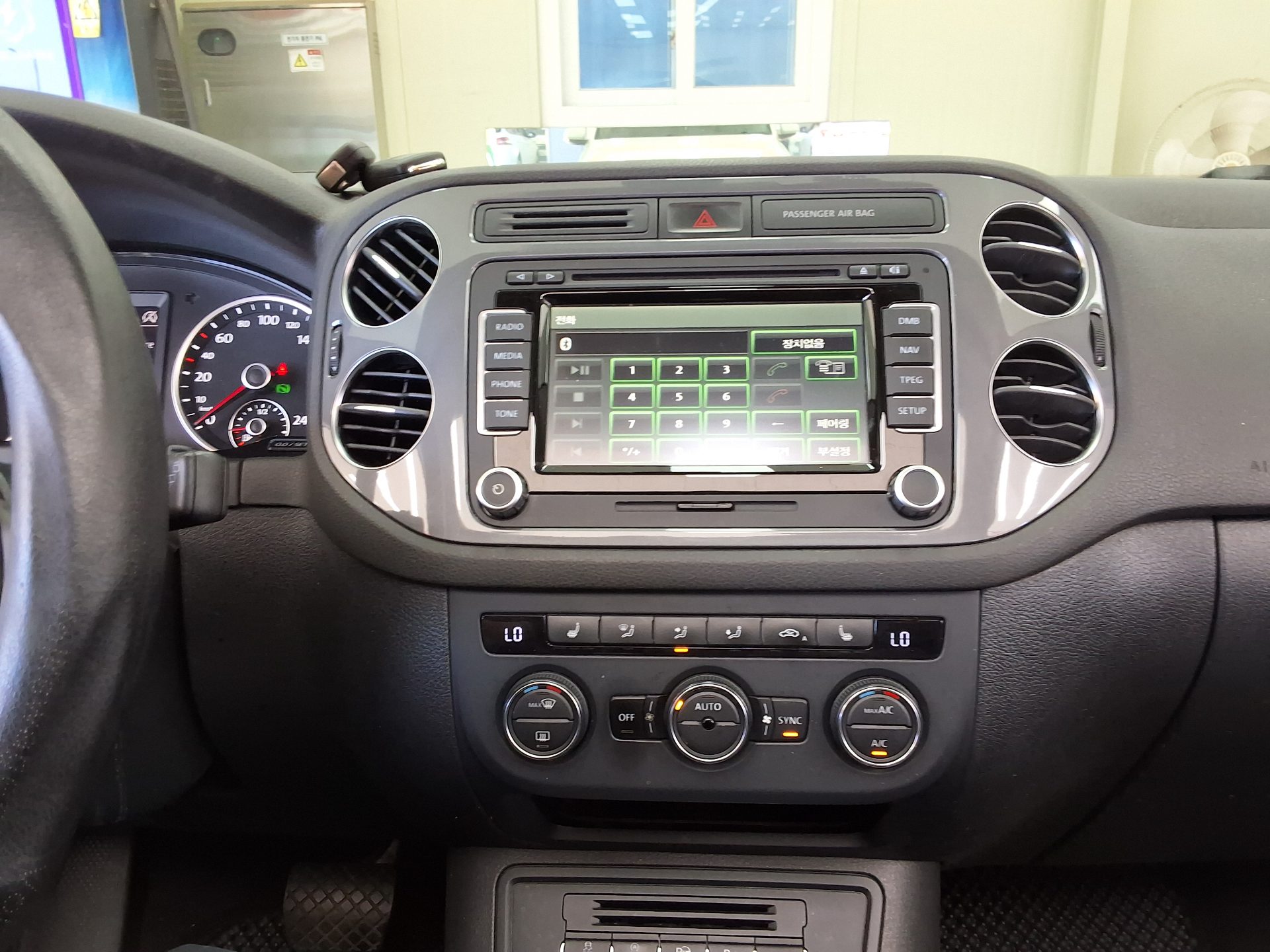VOLKSWAGEN TIGUAN 2.0 TDI BLUEMOTION PREMIUM 2016 - zdjęcie 24