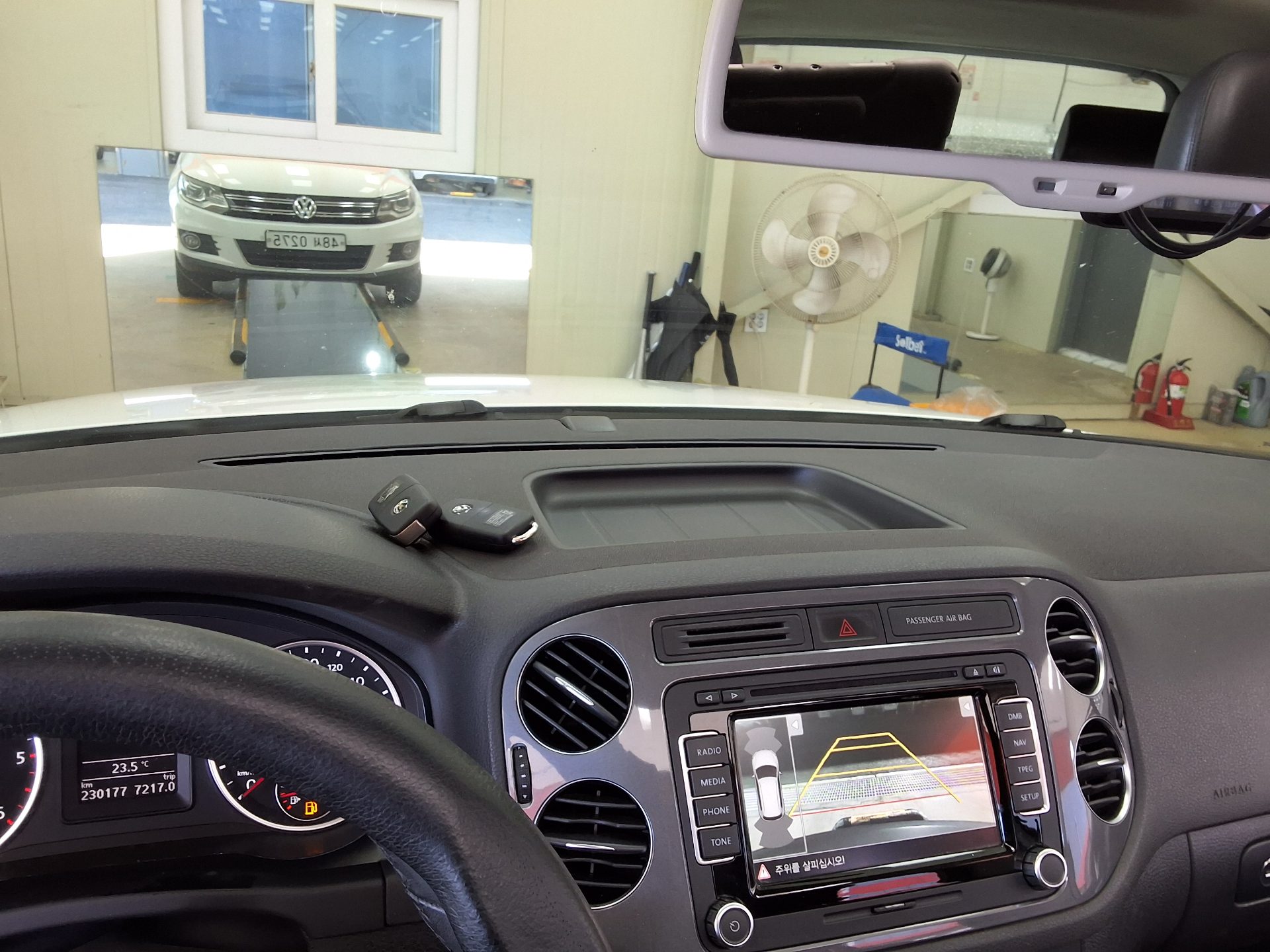 VOLKSWAGEN TIGUAN 2.0 TDI BLUEMOTION PREMIUM 2016 - zdjęcie 25