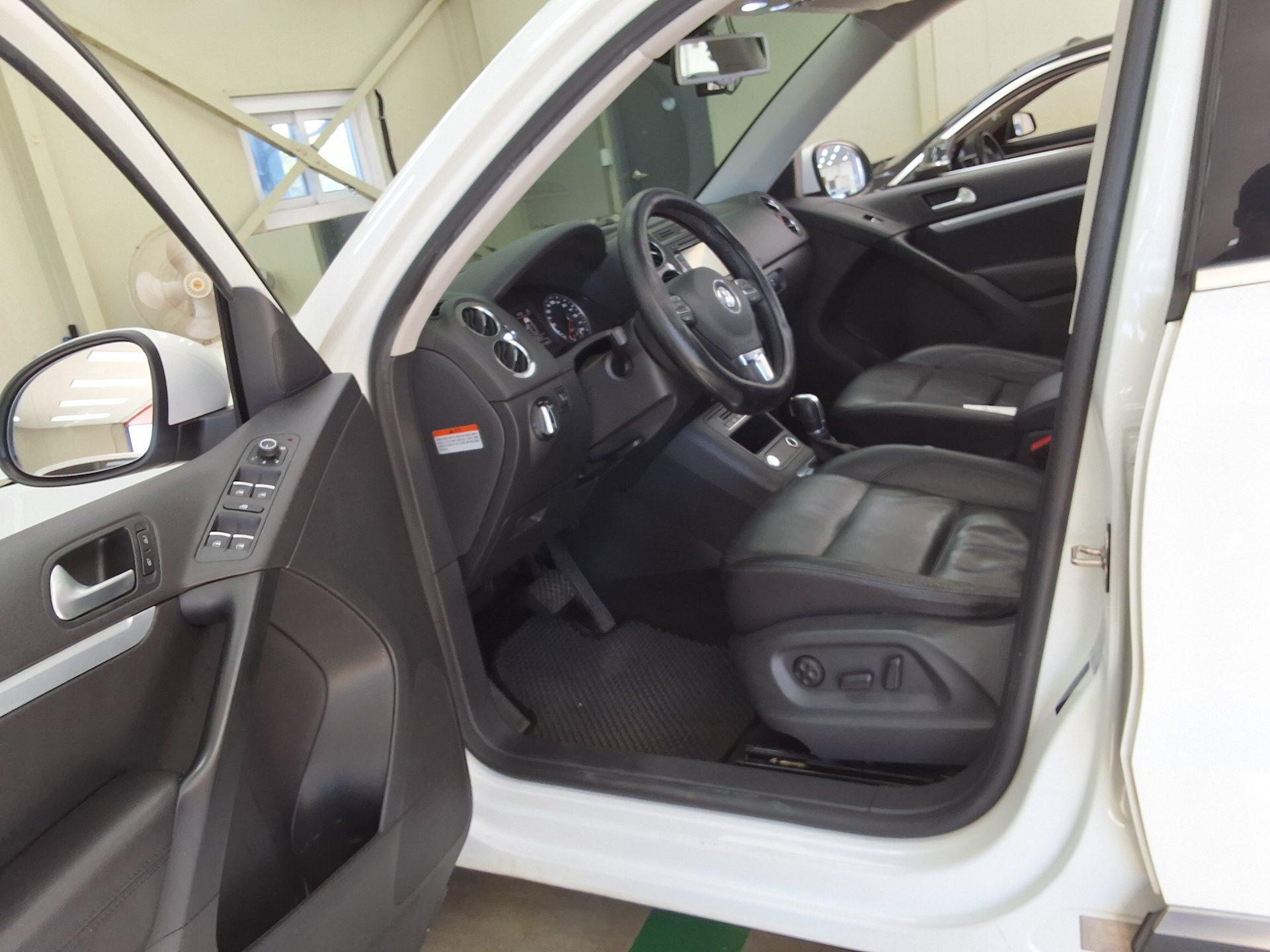 VOLKSWAGEN TIGUAN 2.0 TDI BLUEMOTION PREMIUM 2016 - zdjęcie 11