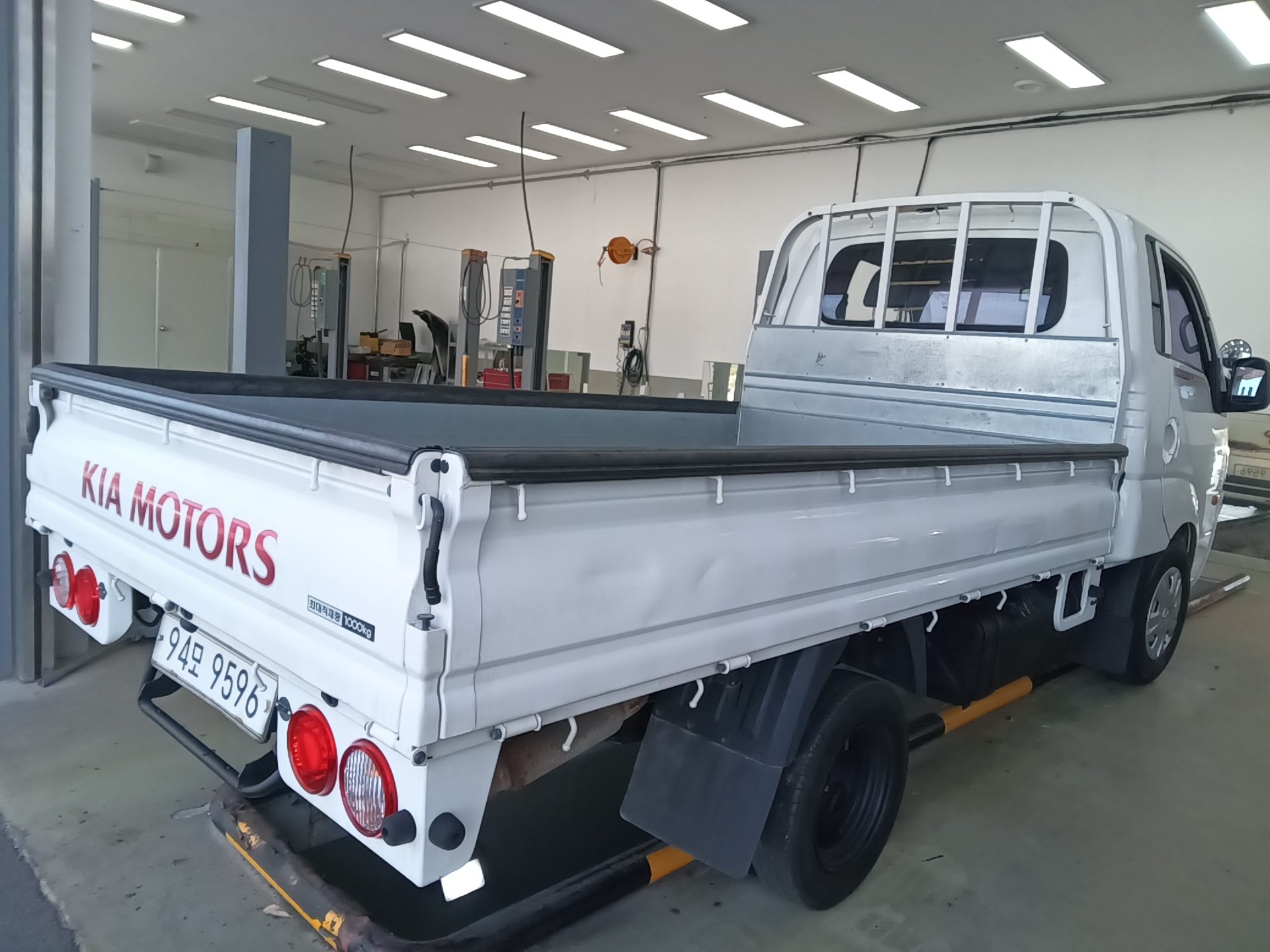KIA BONGO III CARGO BUILT-IN BOX TRUCK 1 TON KING CAB 2016 - zdjęcie 20