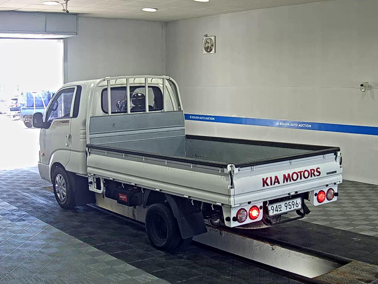 KIA BONGO III CARGO BUILT-IN BOX TRUCK 1 TON KING CAB 2016 - zdjęcie 6