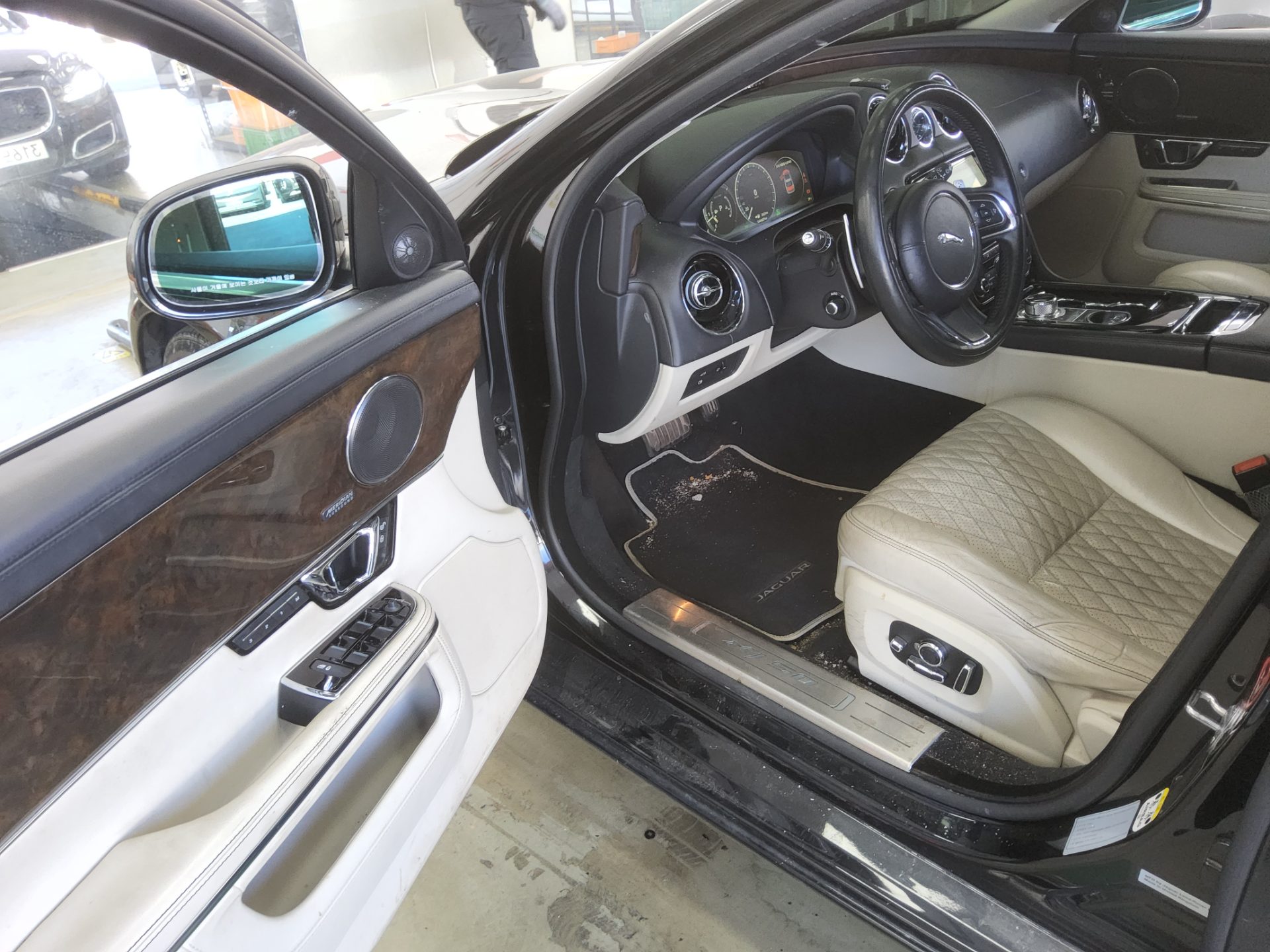 JAGUAR XJ (8TH GEN) 3.0D LWB 50TH ANNIVERSARY SPECIAL EDITION 2019 - zdjęcie 10