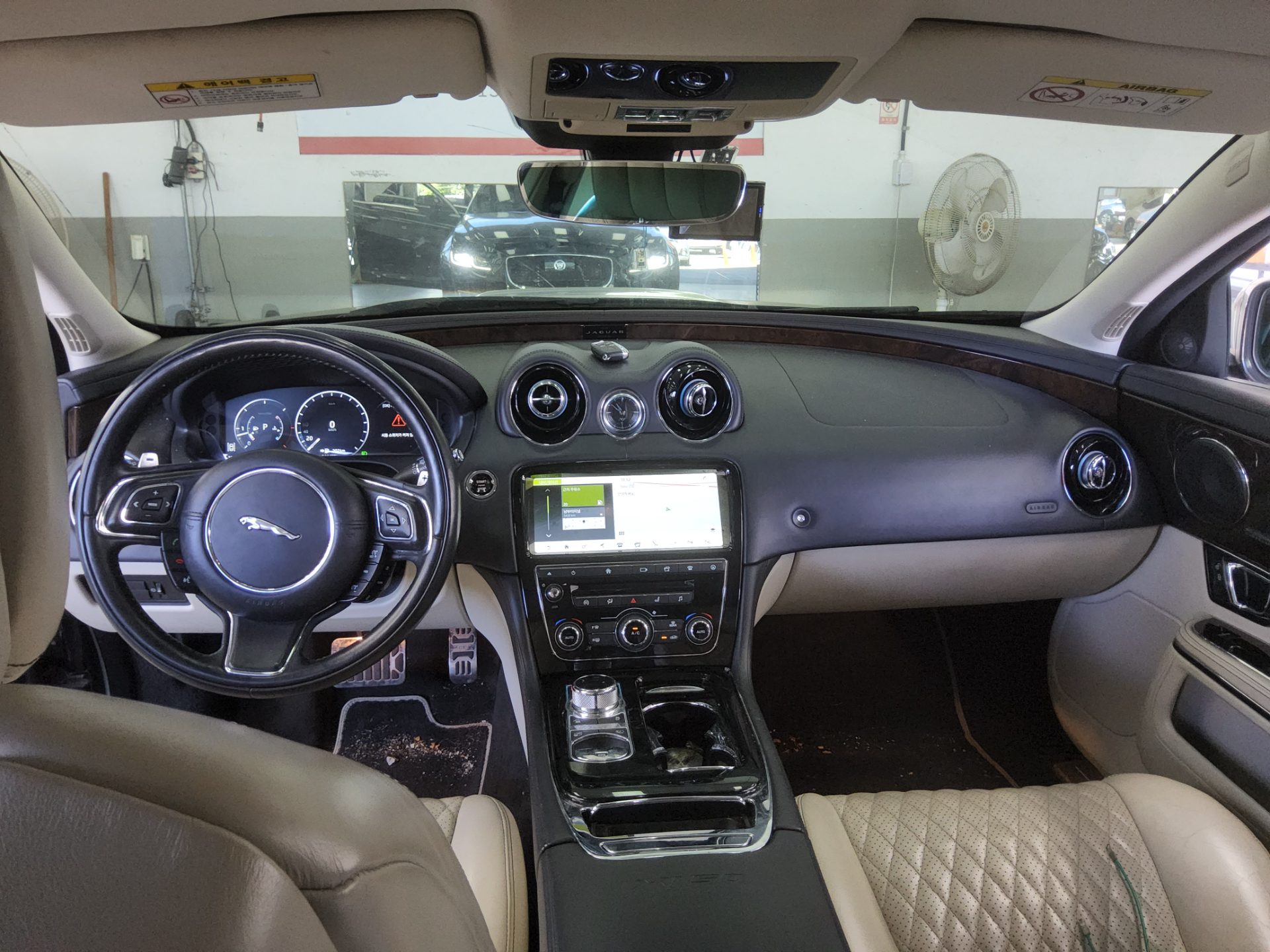 JAGUAR XJ (8TH GEN) 3.0D LWB 50TH ANNIVERSARY SPECIAL EDITION 2019 - zdjęcie 11