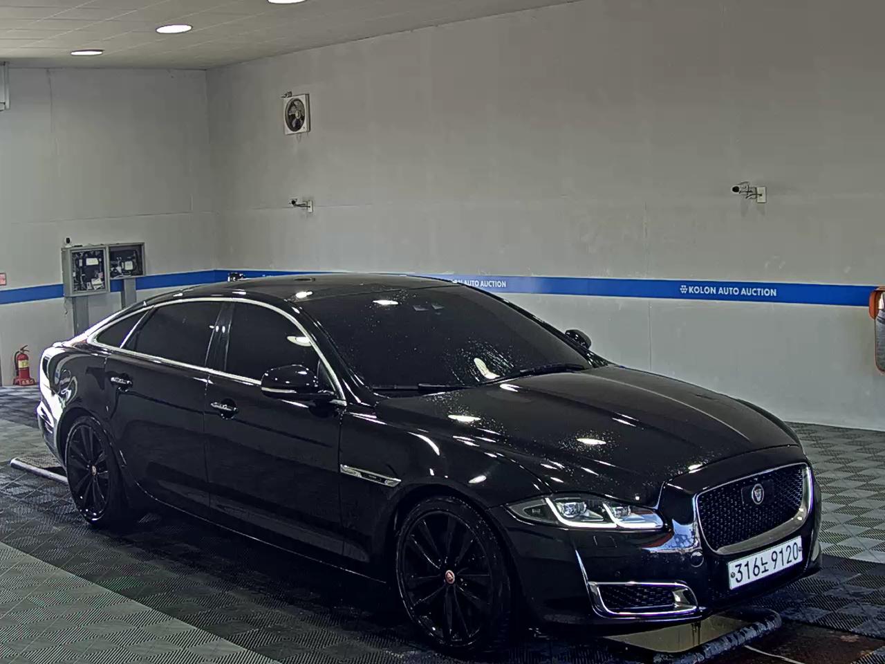 JAGUAR XJ (8TH GEN) 3.0D LWB 50TH ANNIVERSARY SPECIAL EDITION 2019 - zdjęcie 3