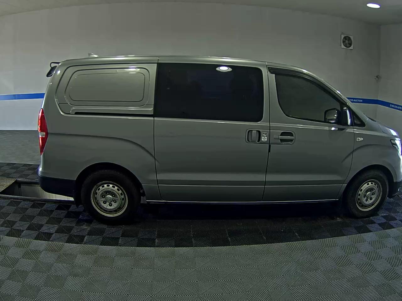 HYUNDAI THE NEW GRAND STAREX 5-SEATER DIESEL VAN STYLE 2018 - zdjęcie 4