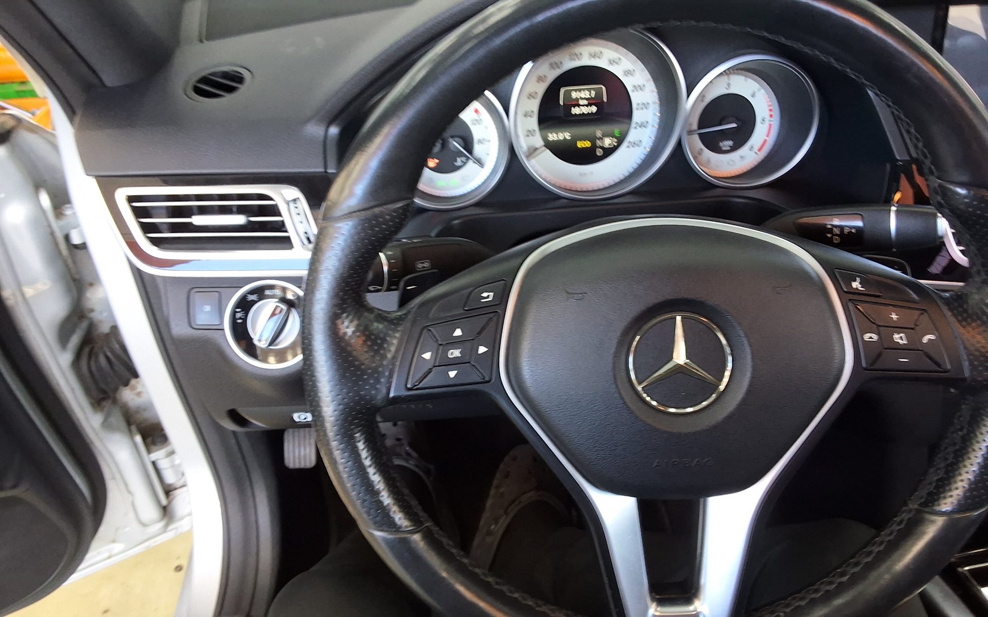 MERCEDES-BENZ E-CLASS (4TH GEN) E220 CDI AVANTGARDE 2016 - zdjęcie 17