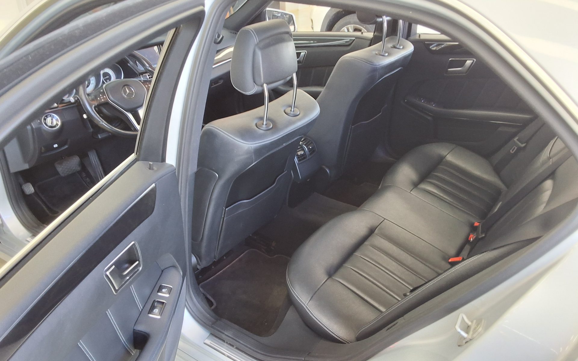 MERCEDES-BENZ E-CLASS (4TH GEN) E220 CDI AVANTGARDE 2016 - zdjęcie 12