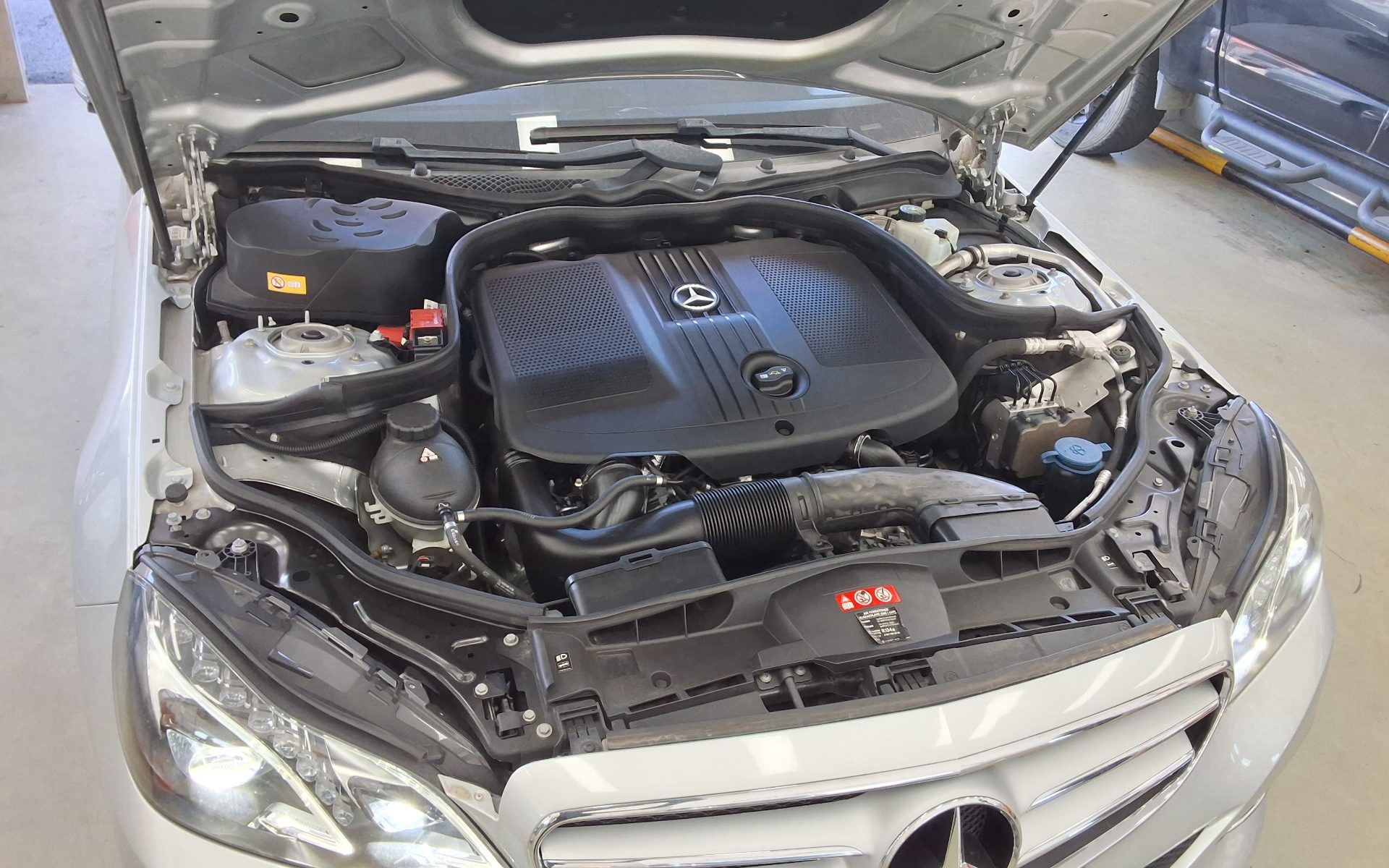 MERCEDES-BENZ E-CLASS (4TH GEN) E220 CDI AVANTGARDE 2016 - zdjęcie 21