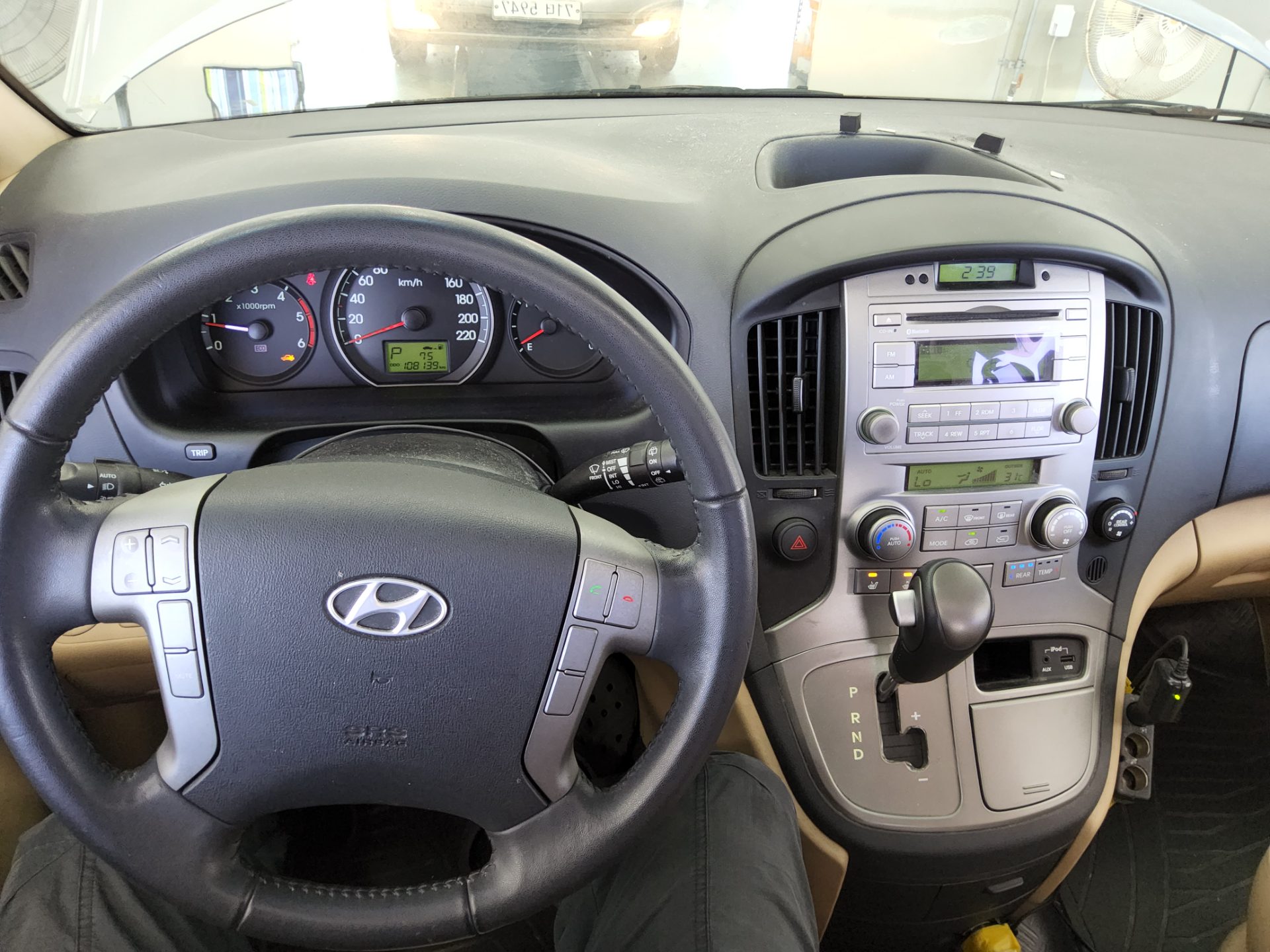 HYUNDAI GRAND STAREX 11-SEATER DIESEL HVX VIP PACK 2012 - zdjęcie 17