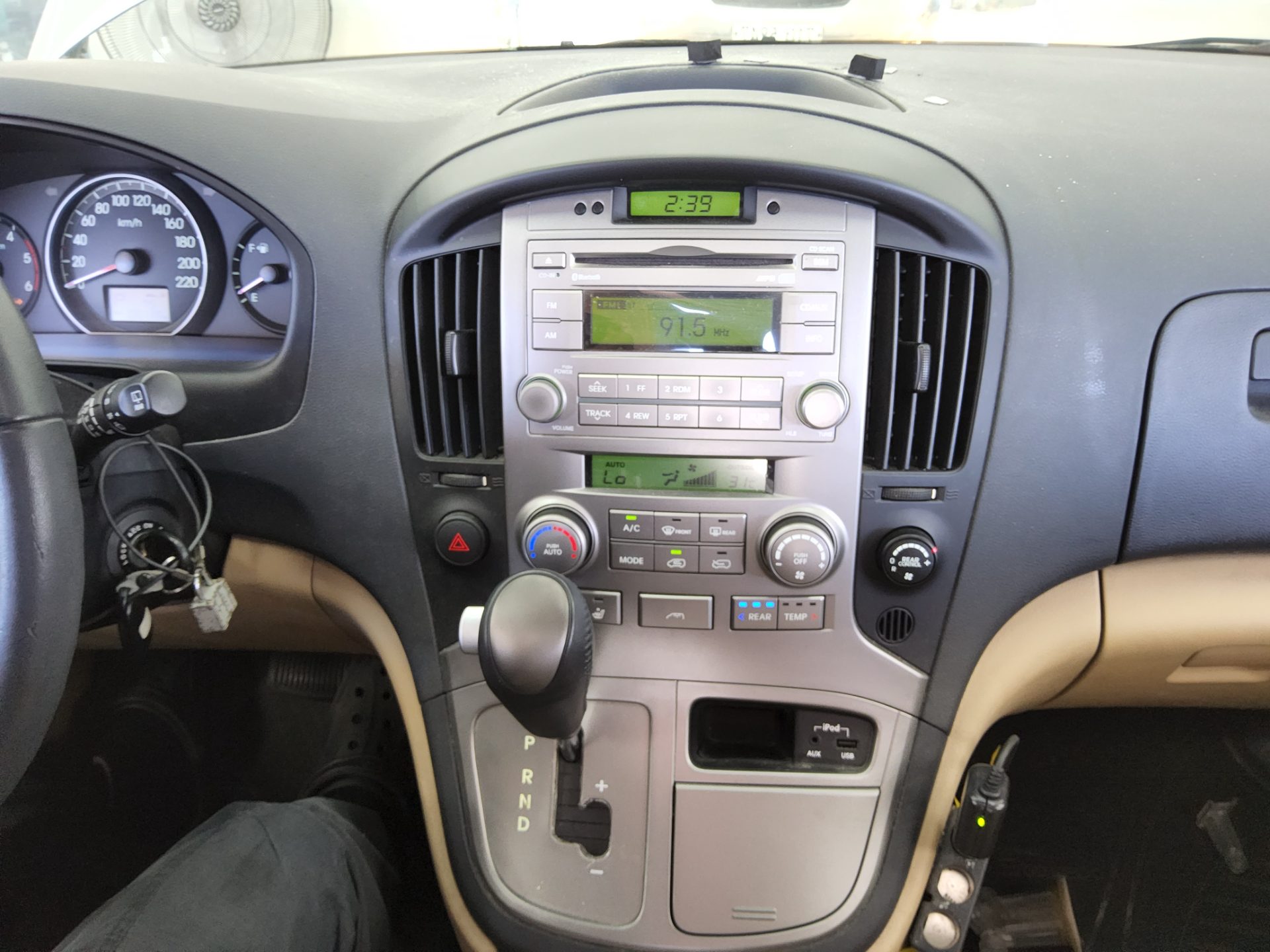 HYUNDAI GRAND STAREX 11-SEATER DIESEL HVX VIP PACK 2012 - zdjęcie 18