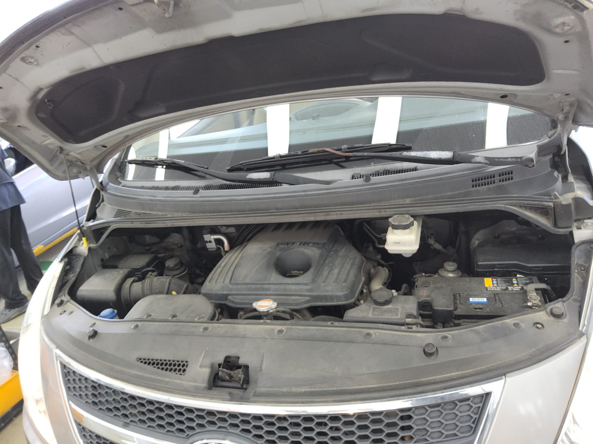 HYUNDAI GRAND STAREX 11-SEATER DIESEL HVX VIP PACK 2012 - zdjęcie 20