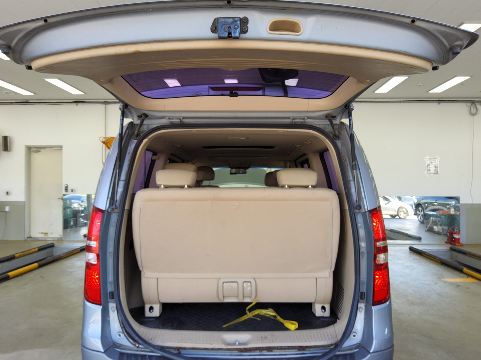 HYUNDAI GRAND STAREX 11-SEATER DIESEL HVX VIP PACK 2012 - zdjęcie 15
