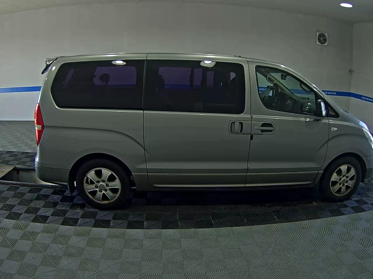 HYUNDAI GRAND STAREX 11-SEATER DIESEL HVX VIP PACK 2012 - zdjęcie 4