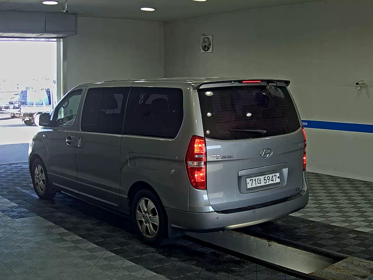 HYUNDAI GRAND STAREX 11-SEATER DIESEL HVX VIP PACK 2012 - zdjęcie 6