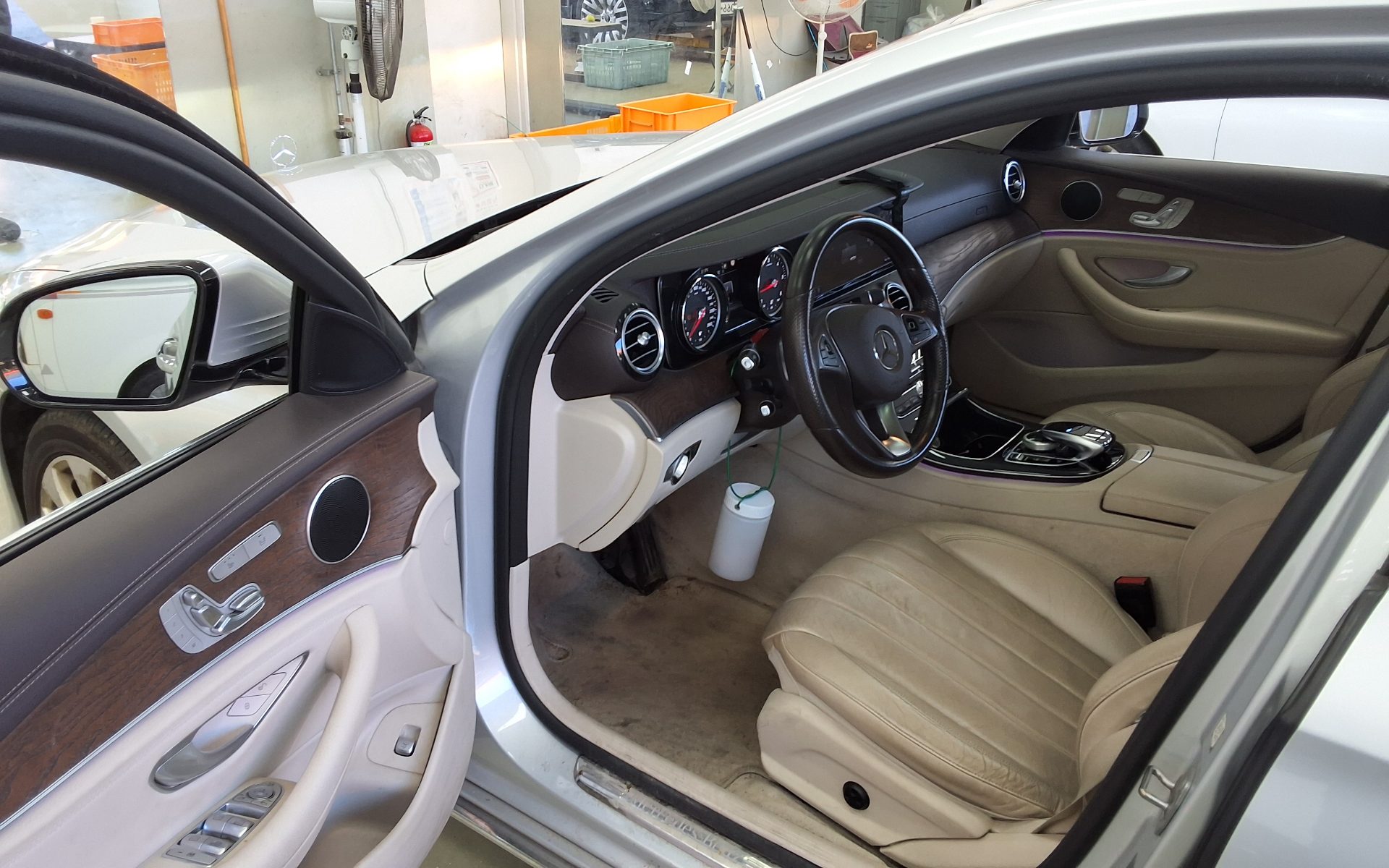 MERCEDES-BENZ E-CLASS (5TH GEN) E220d EXCLUSIVE 2017 - zdjęcie 10