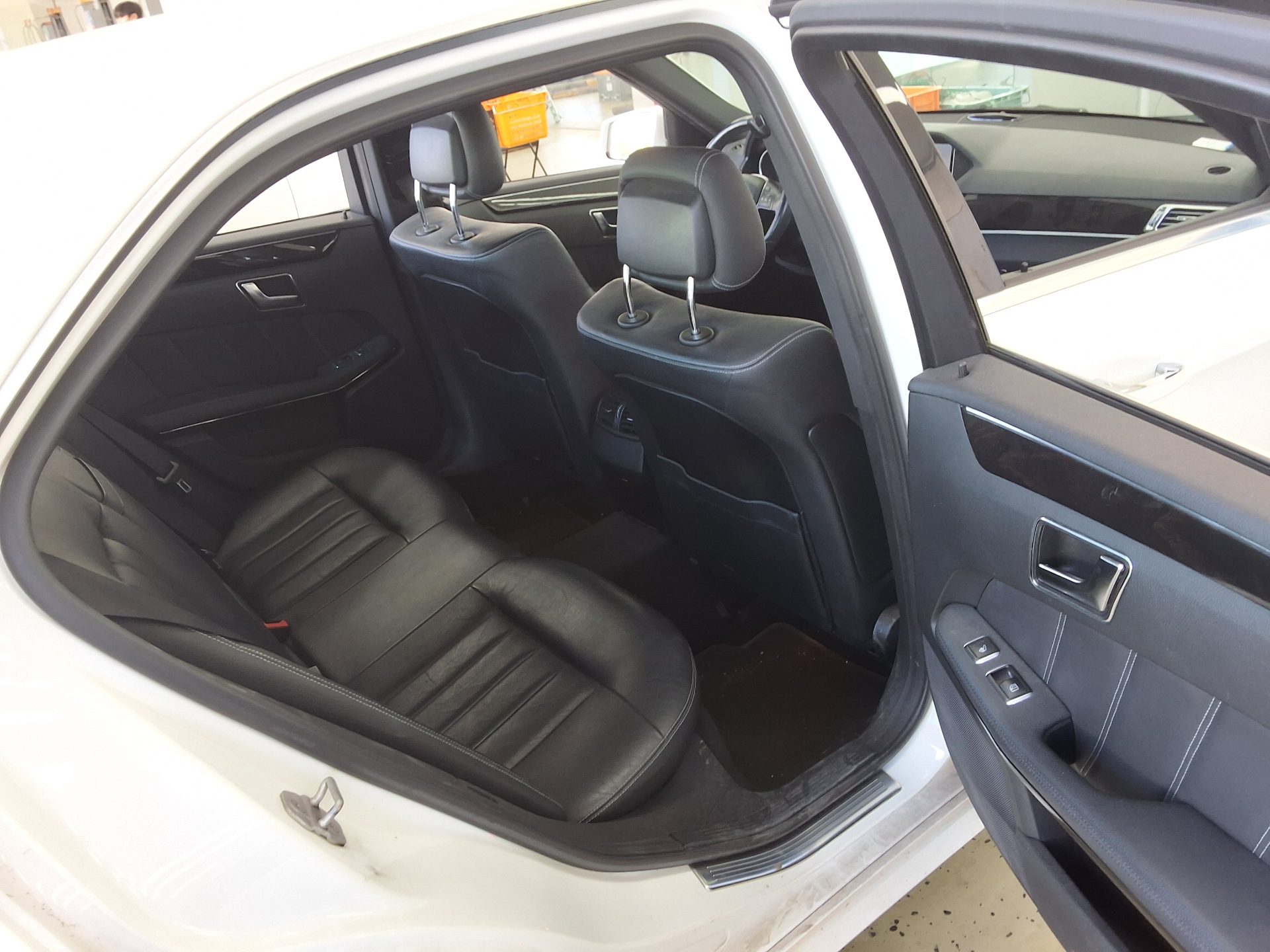 MERCEDES-BENZ E-CLASS (4TH GEN) E220 CDI BLUETEC AVANTGARDE 2015 - zdjęcie 14