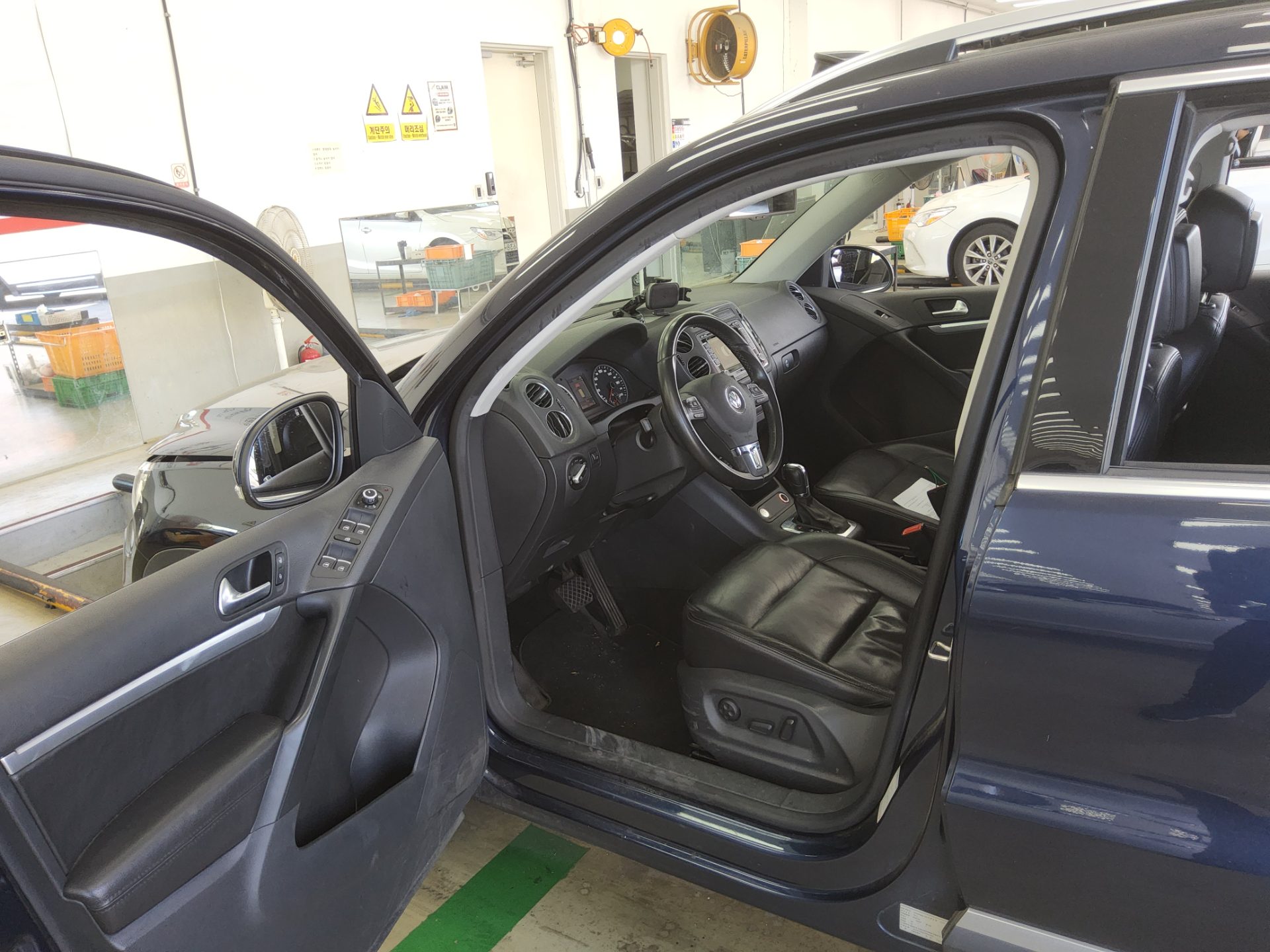 VOLKSWAGEN TIGUAN 2.0 TDI BLUEMOTION PREMIUM 2012 - zdjęcie 10