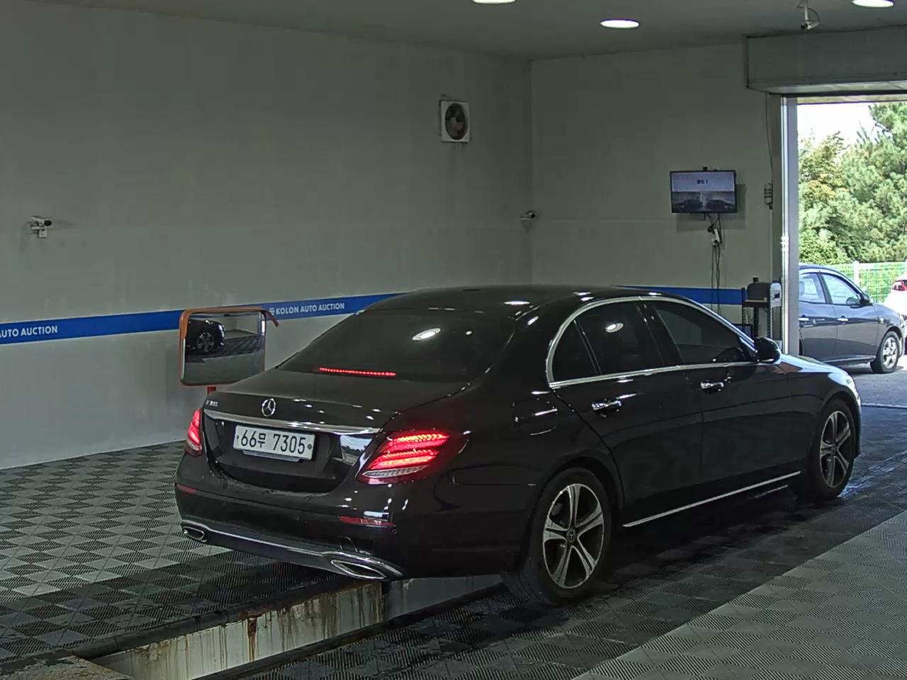 MERCEDES-BENZ E-CLASS (5TH GEN) E300 AVANTGARDE 2019 - zdjęcie 5