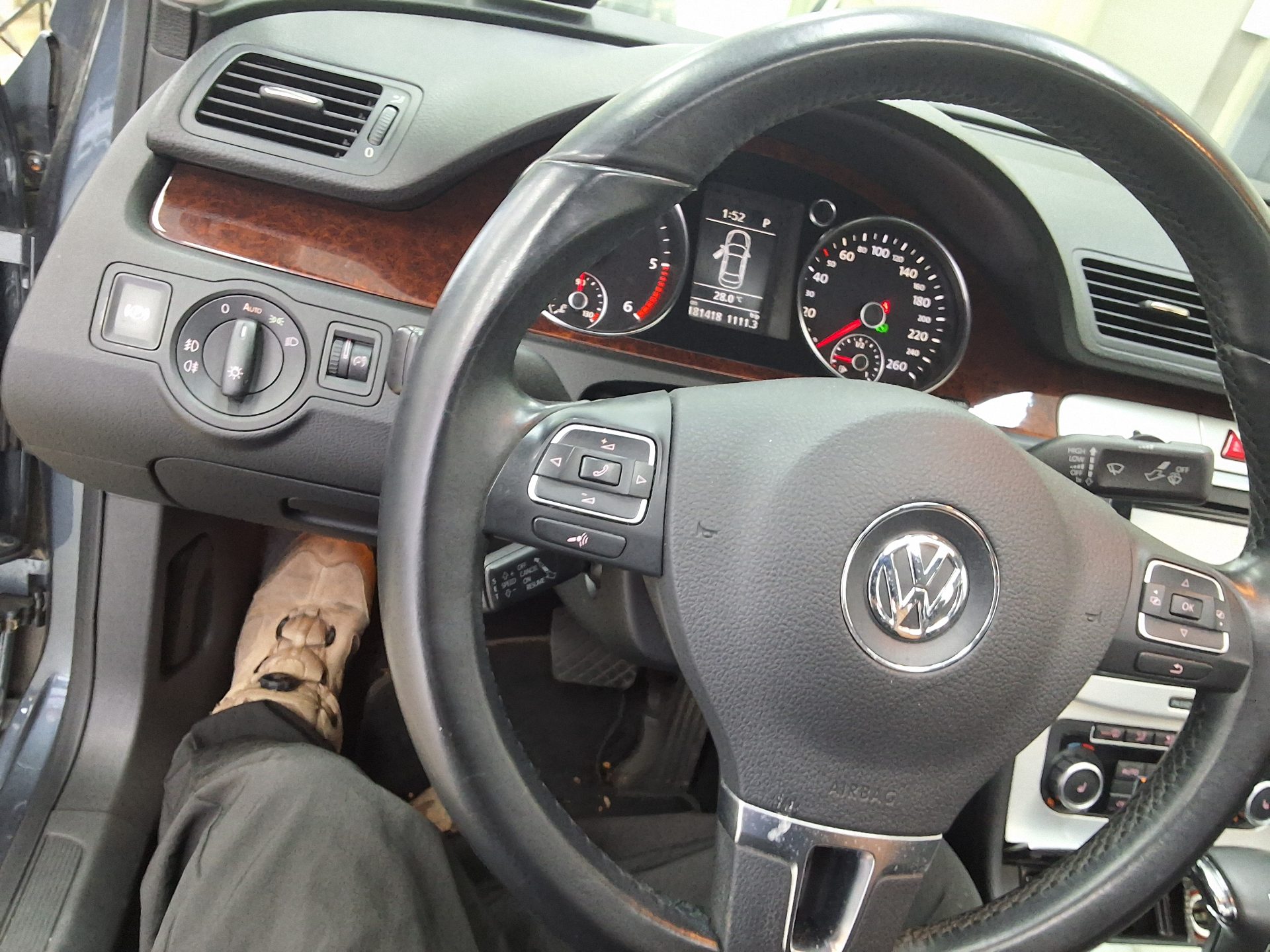 VOLKSWAGEN NEW PASSAT (6TH GEN) 2.0 TDI LUXURY 2011 - zdjęcie 23
