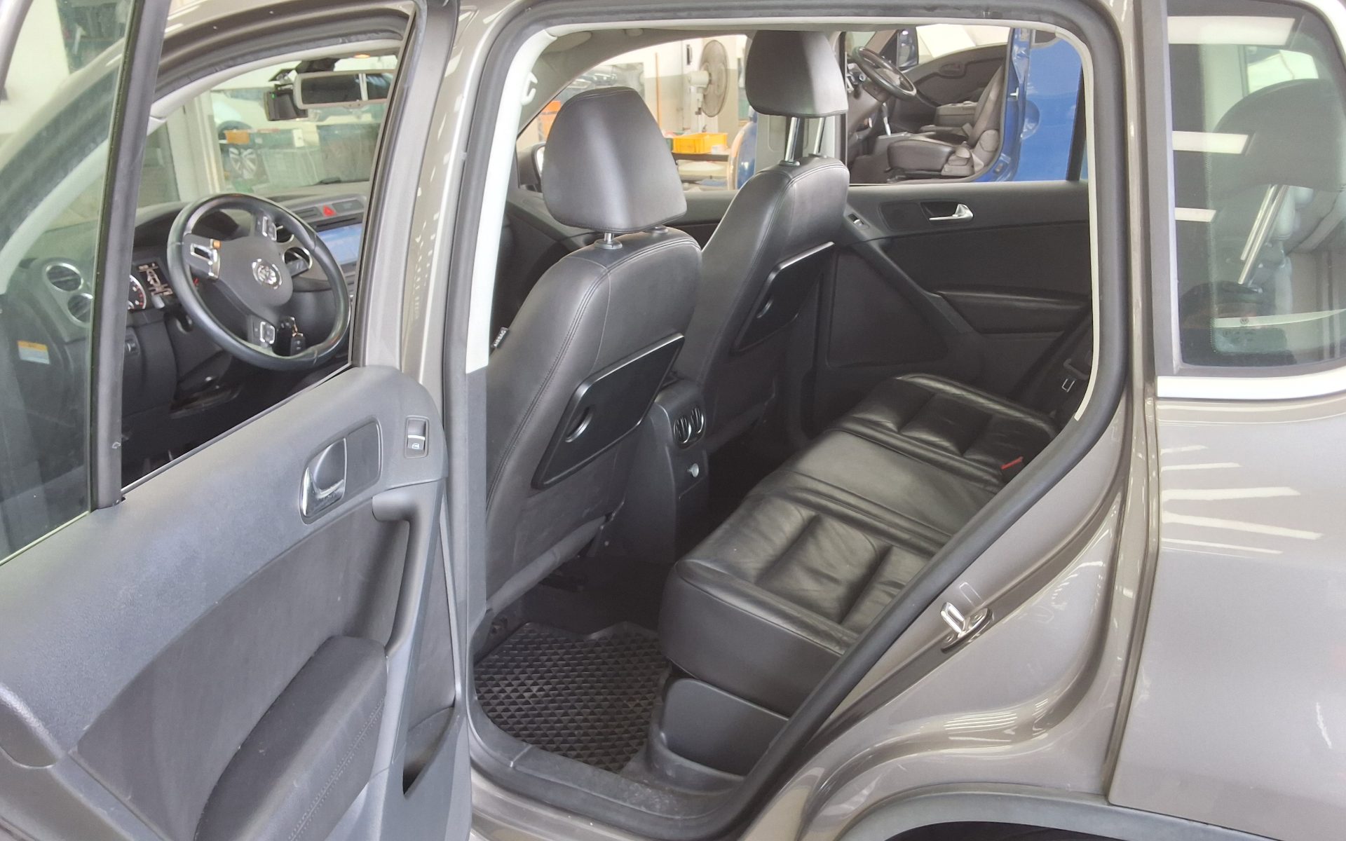 VOLKSWAGEN TIGUAN 2.0 TDI 4MOTION 2011 - zdjęcie 12