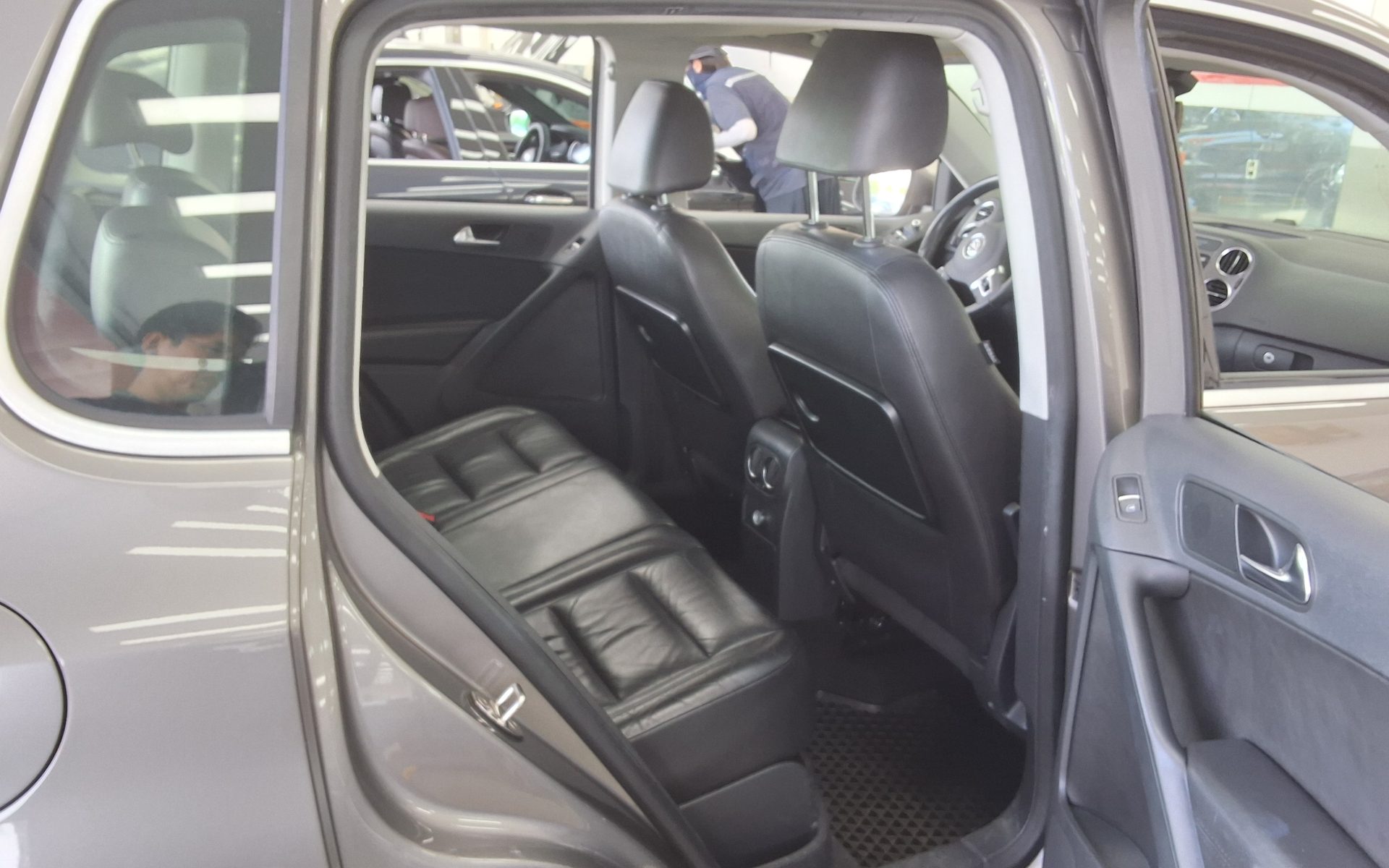 VOLKSWAGEN TIGUAN 2.0 TDI 4MOTION 2011 - zdjęcie 13
