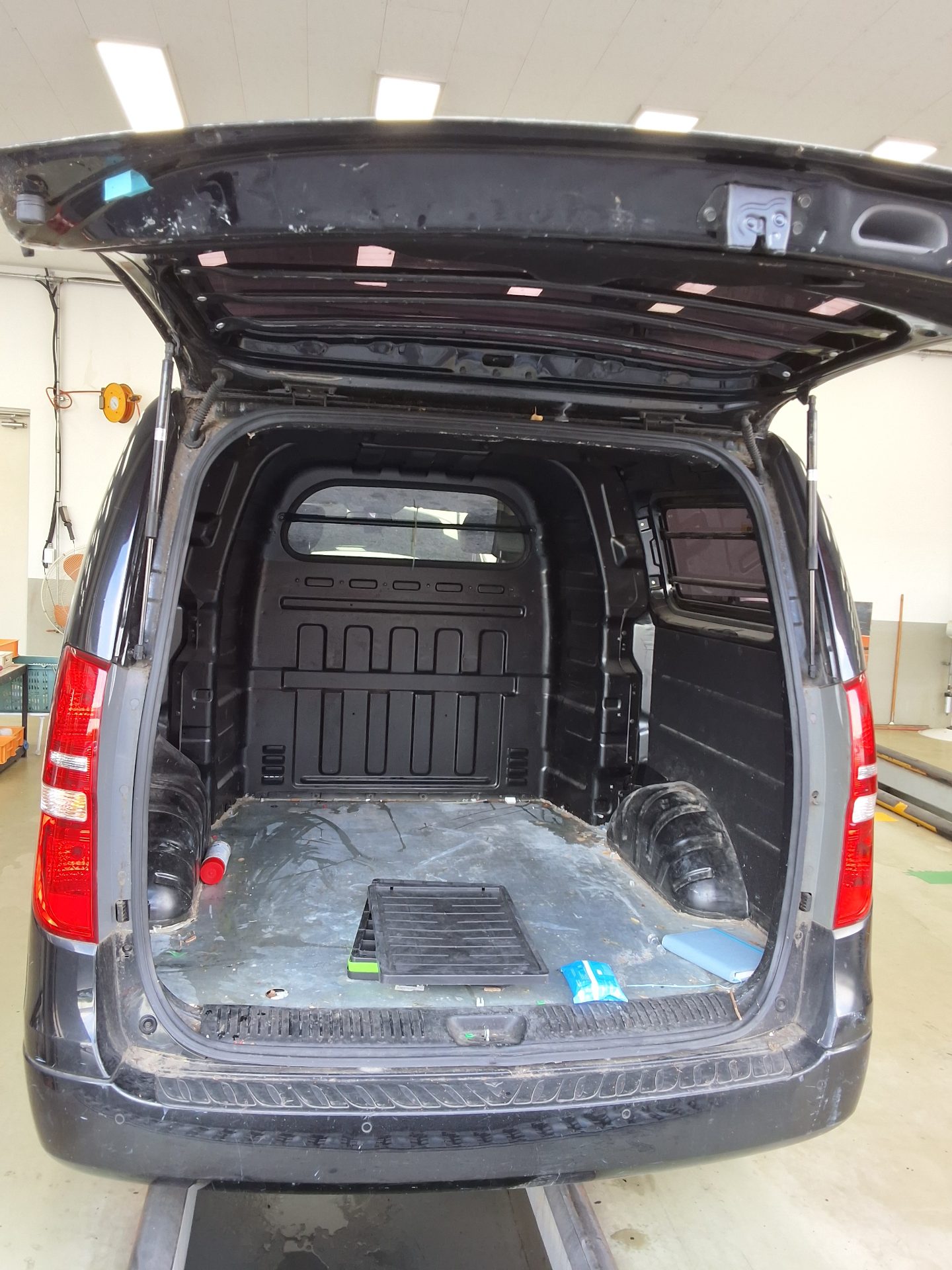 HYUNDAI GRAND STAREX 5-SEATER DIESEL VAN CVX PREMIUM 2016 - zdjęcie 15