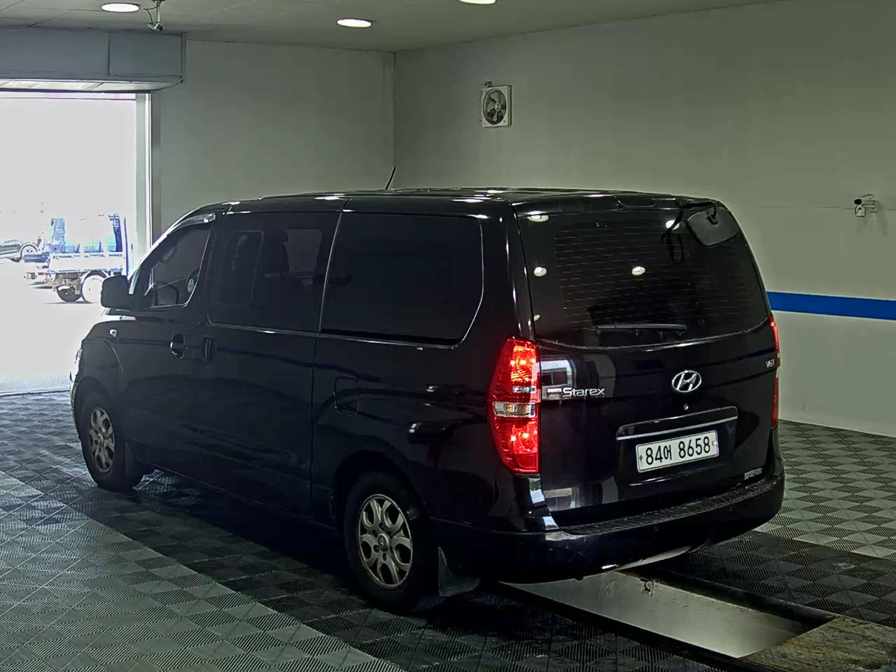HYUNDAI GRAND STAREX 5-SEATER DIESEL VAN CVX PREMIUM 2016 - zdjęcie 6