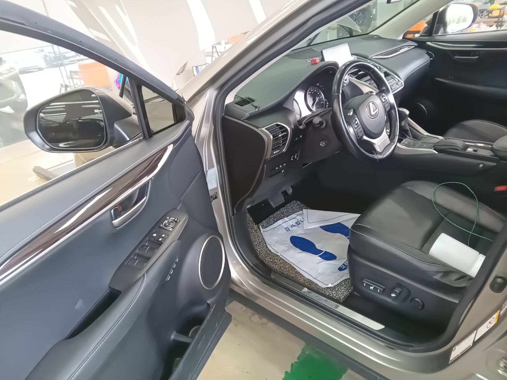 LEXUS NX 300h 2017 - zdjęcie 10