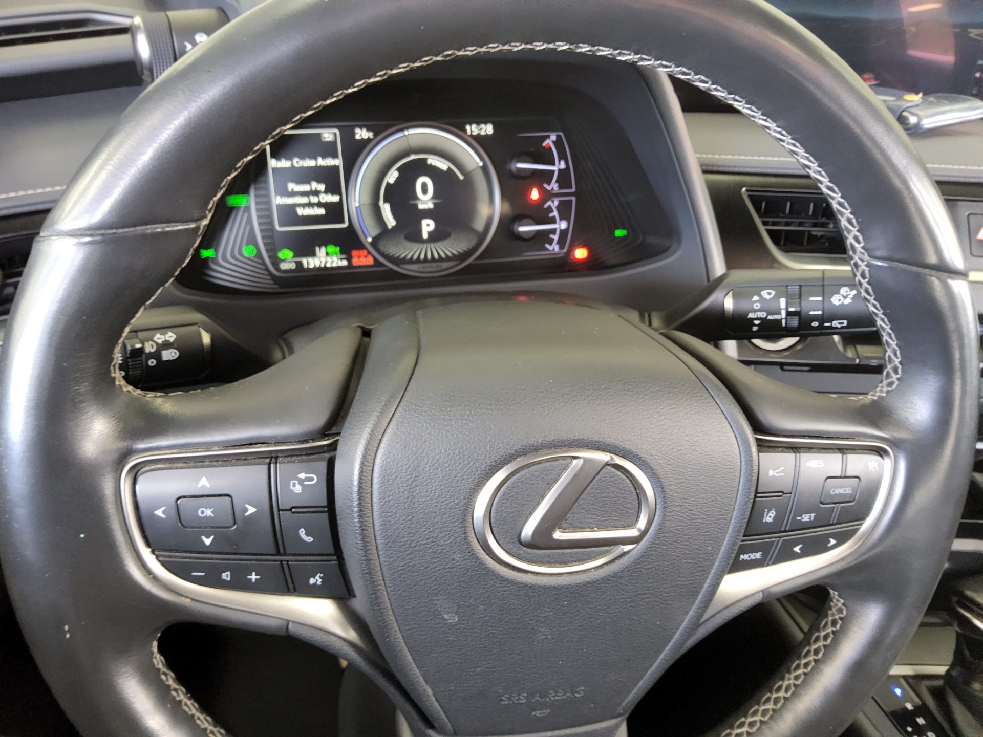 LEXUS UX 250h AWD 2019 - zdjęcie 17