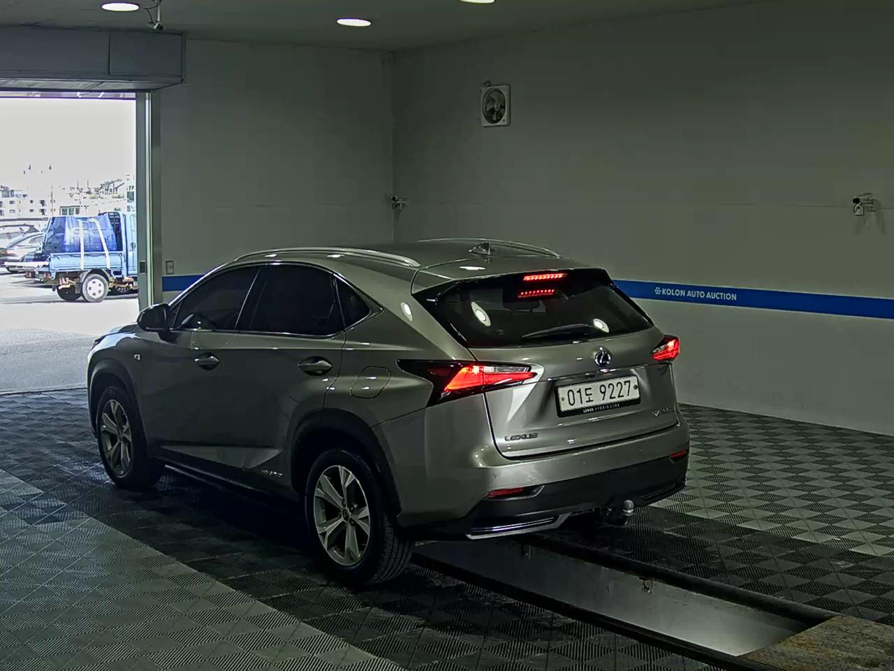 LEXUS NX 300h 2017 - zdjęcie 6