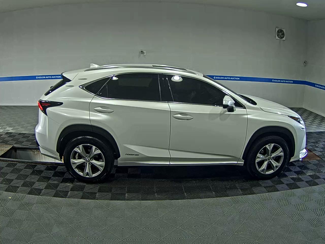 LEXUS NX 300h 2017 - zdjęcie 4
