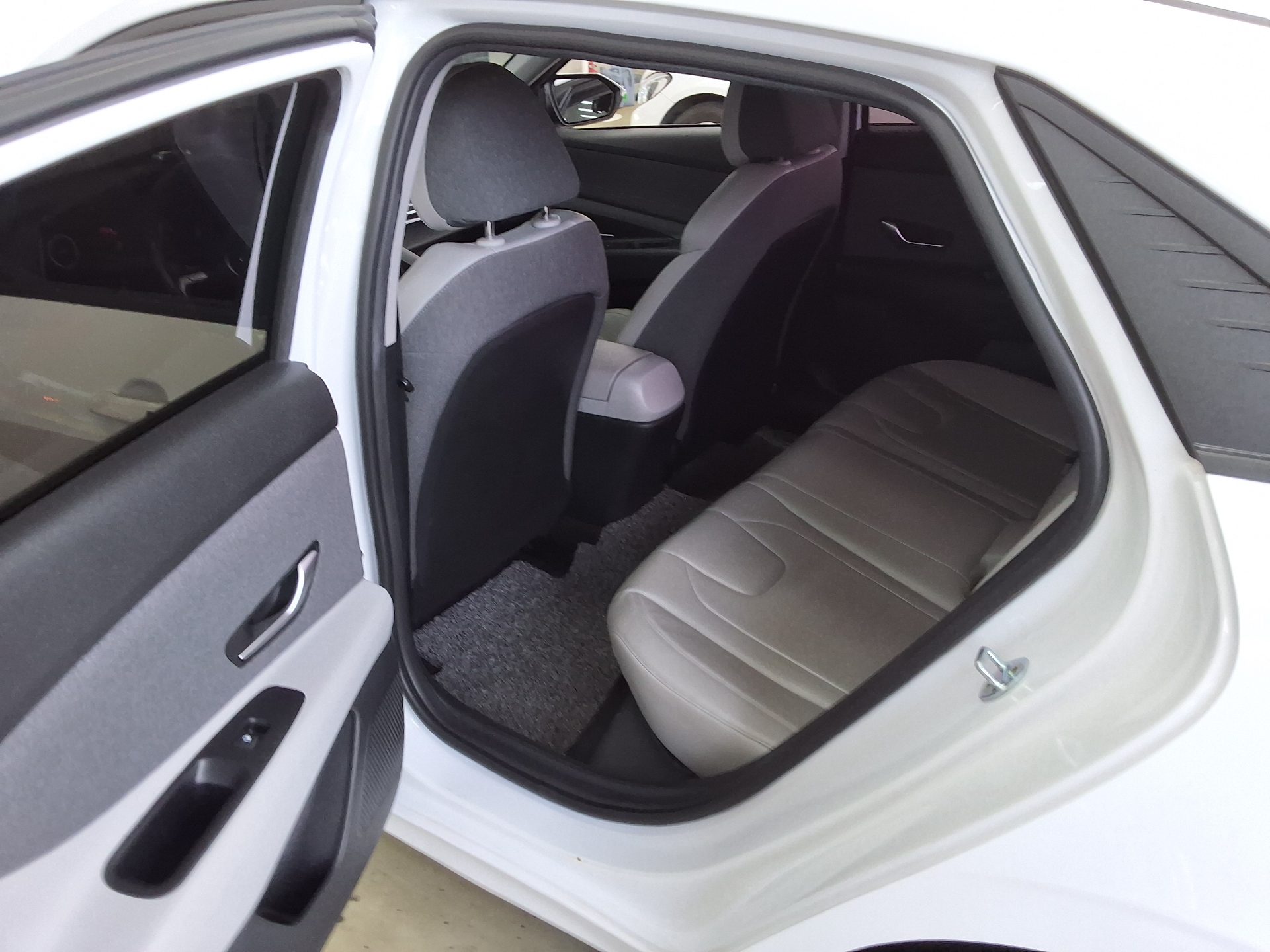 HYUNDAI AVANTE (CN7) 1.6 GASOLINE MODERN 2021 - zdjęcie 12