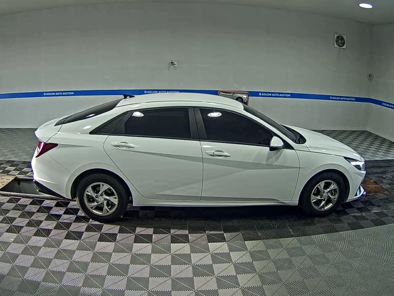 HYUNDAI AVANTE (CN7) 1.6 GASOLINE MODERN 2021 - zdjęcie 4