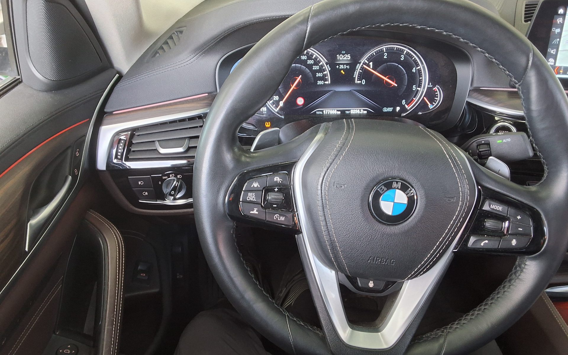 BMW 5 SERIES (7TH GEN) 520d LUXURY LINE PLUS 2018 - zdjęcie 17