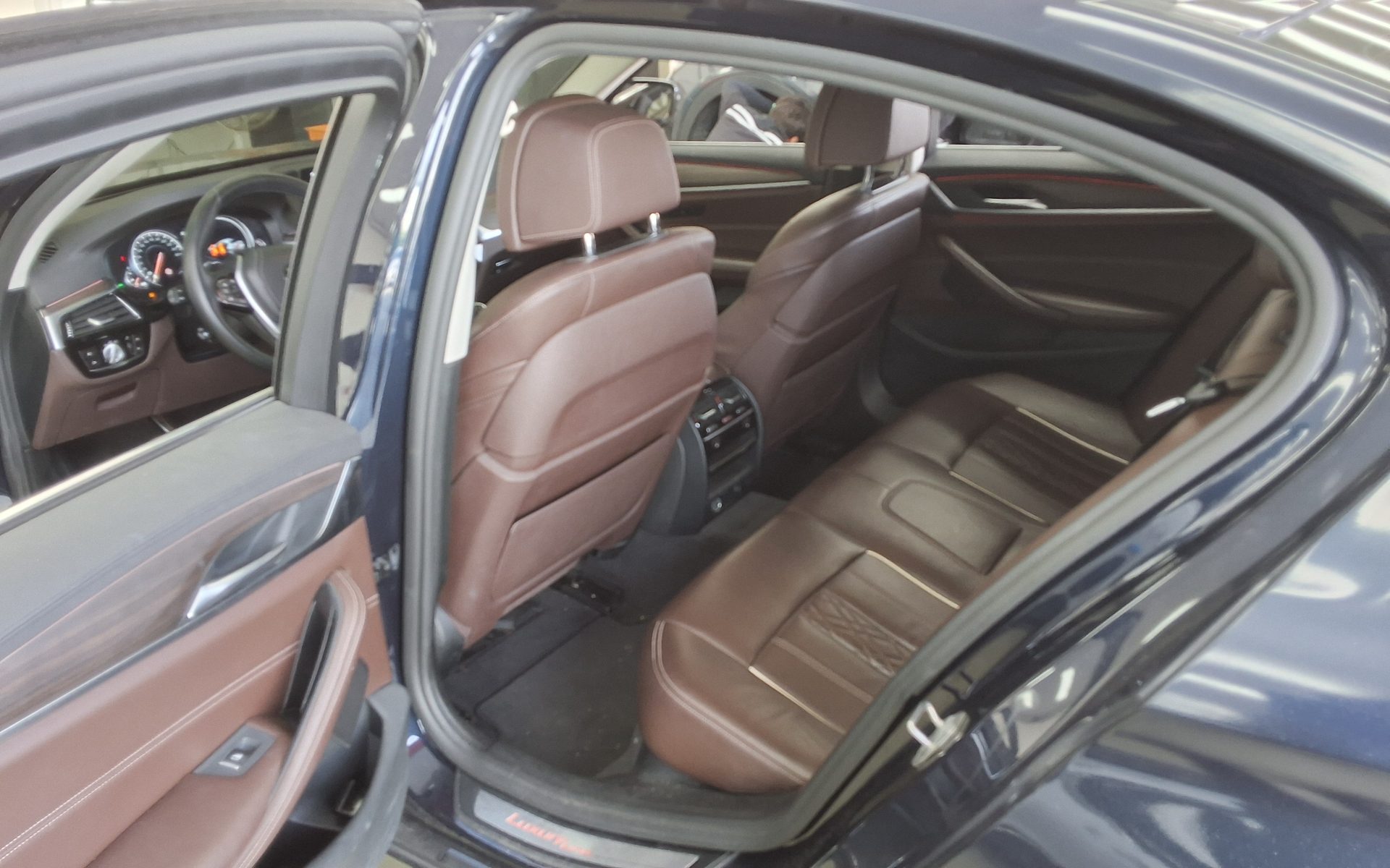 BMW 5 SERIES (7TH GEN) 520d LUXURY LINE PLUS 2018 - zdjęcie 12