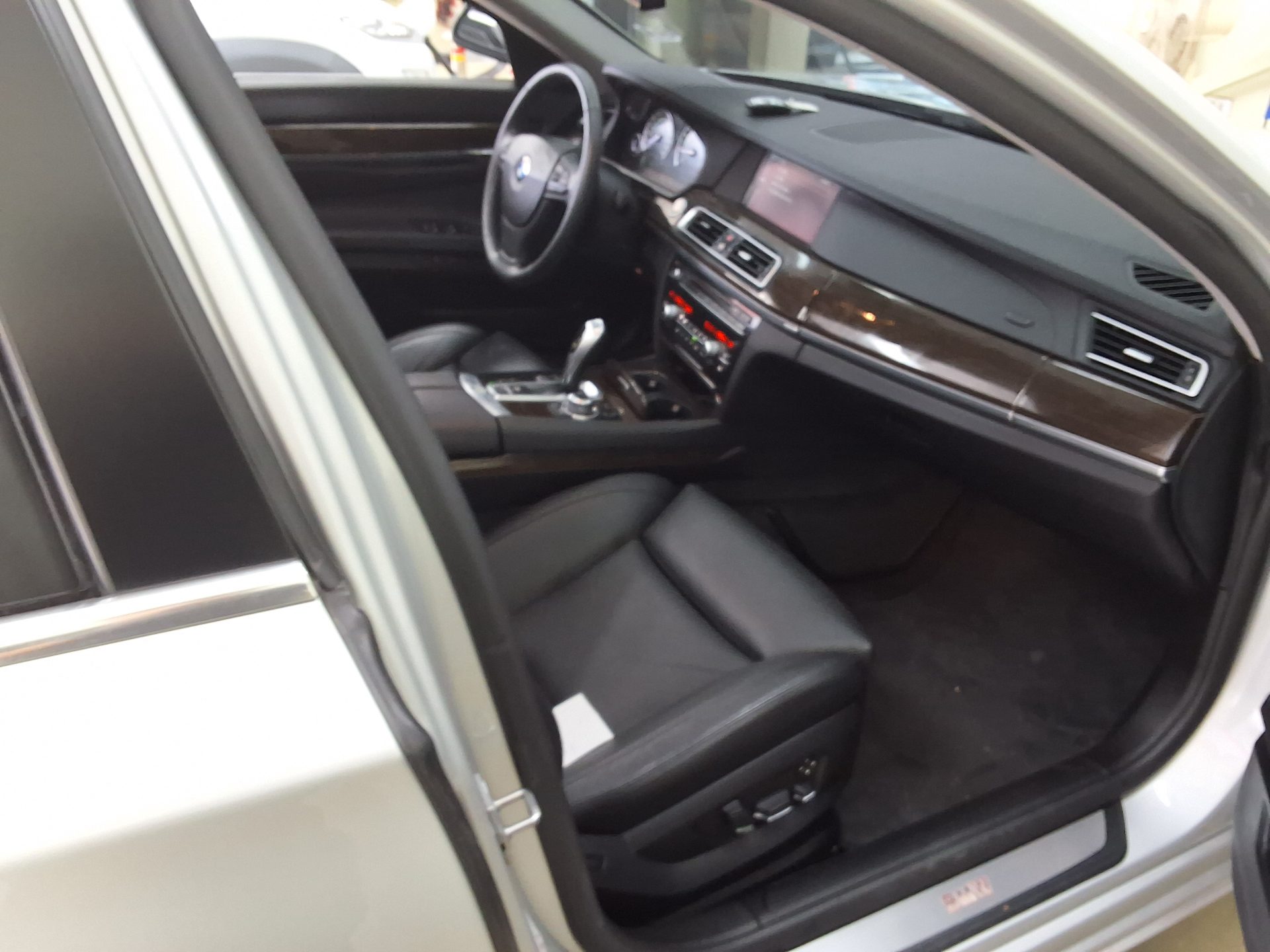 BMW 7 SERIES (5TH GEN) 740Li 2010 - zdjęcie 15