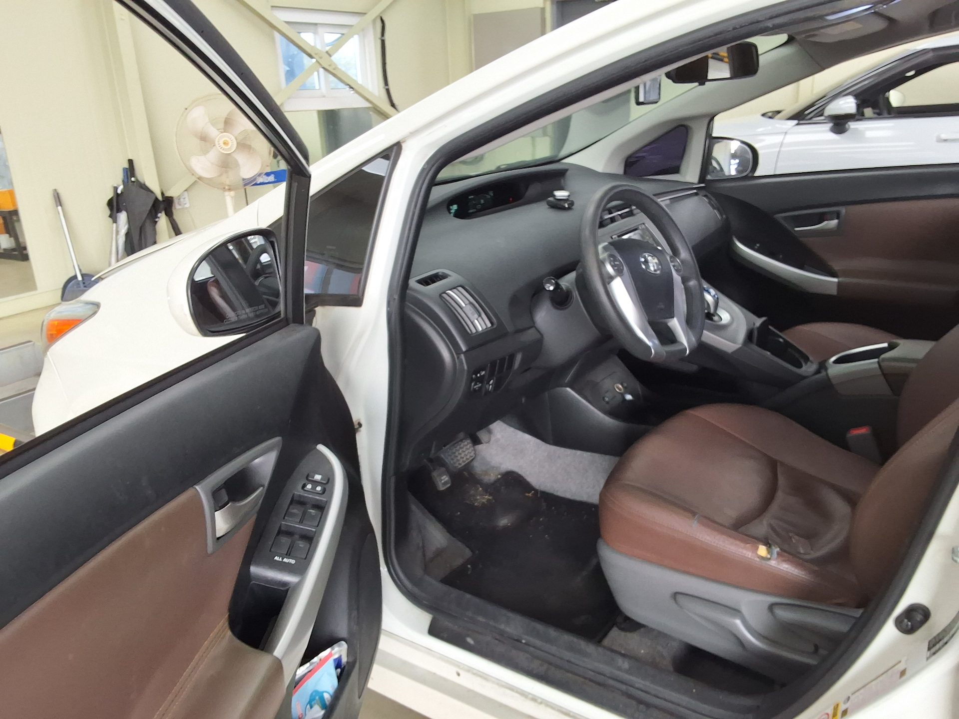 TOYOTA PRIUS (3RD GEN) 1.8 2015 - zdjęcie 11
