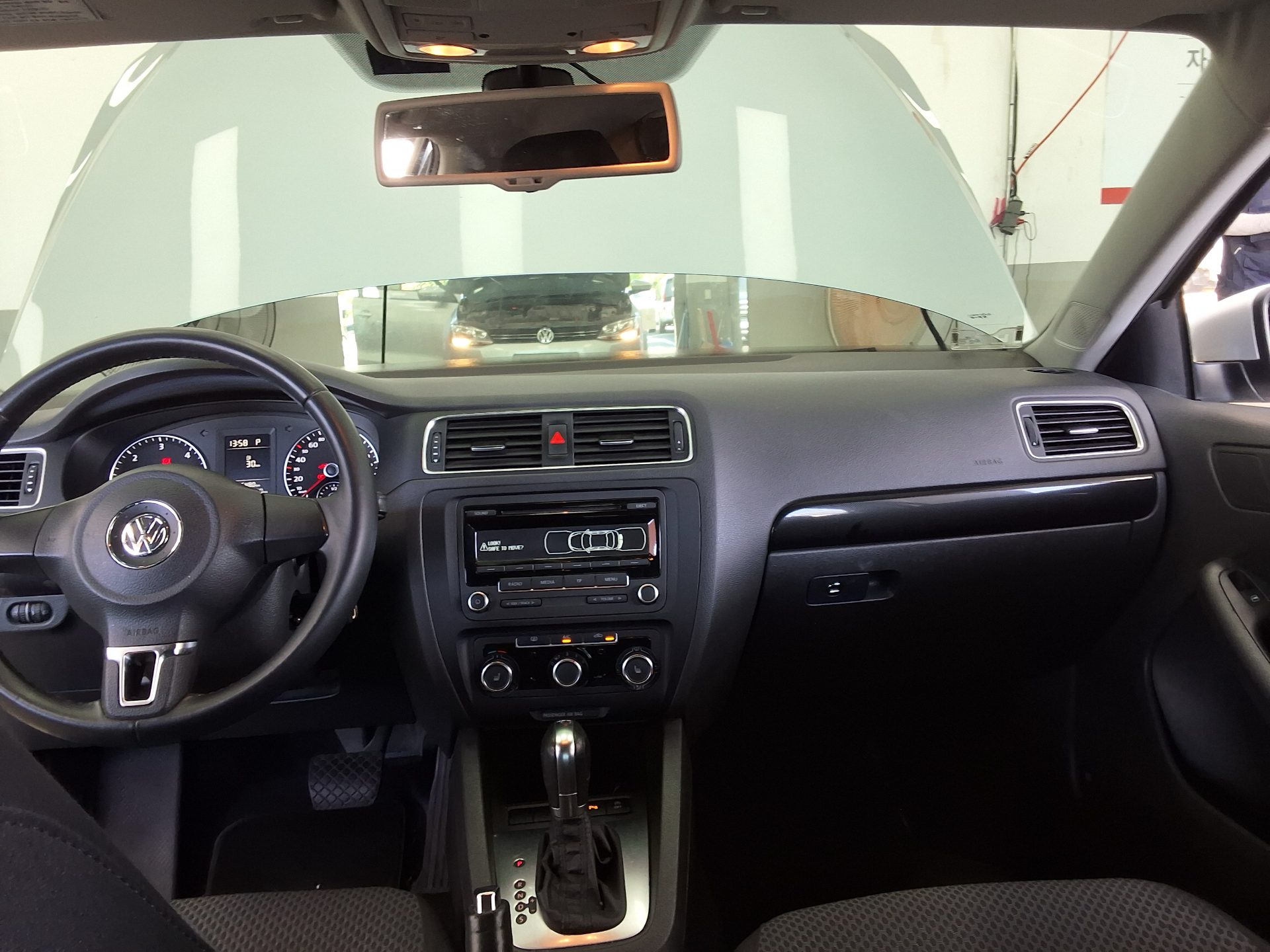 VOLKSWAGEN JETTA (6TH GEN) 1.6 TDI BLUEMOTION 2013 - zdjęcie 11