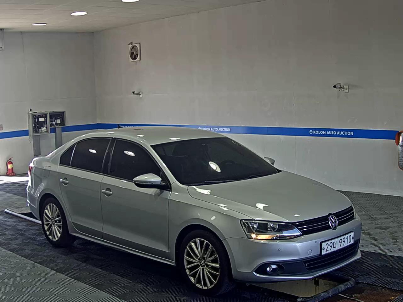 VOLKSWAGEN JETTA (6TH GEN) 1.6 TDI BLUEMOTION 2013 - zdjęcie 3