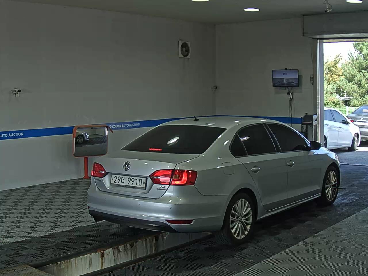 VOLKSWAGEN JETTA (6TH GEN) 1.6 TDI BLUEMOTION 2013 - zdjęcie 5