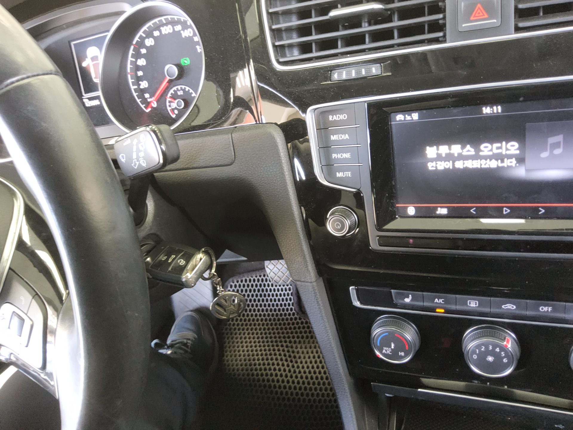 VOLKSWAGEN GOLF (7TH GEN) 1.6 TDI BLUEMOTION 2015 - zdjęcie 17