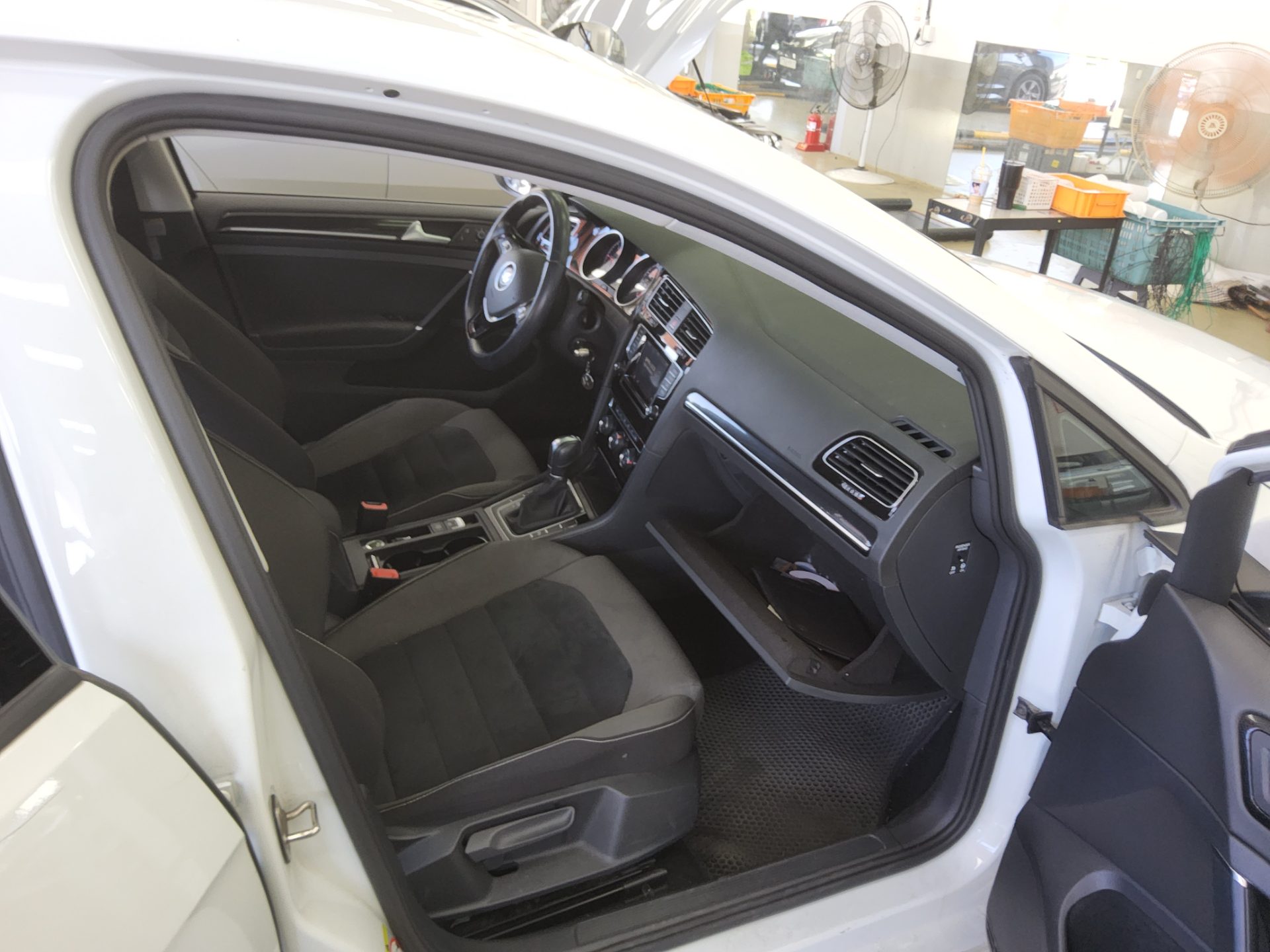 VOLKSWAGEN GOLF (7TH GEN) 1.6 TDI BLUEMOTION 2015 - zdjęcie 14